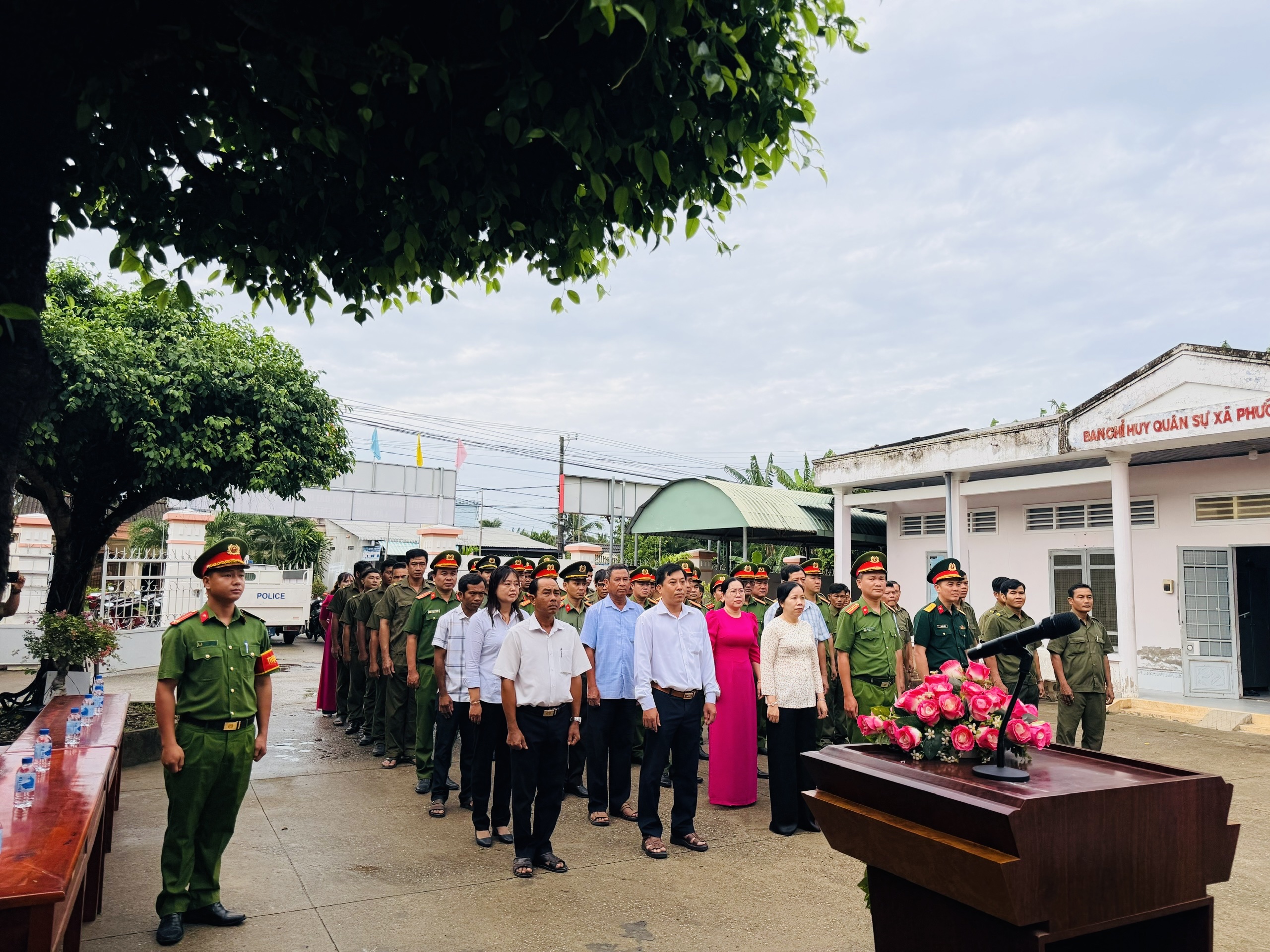 HÌNH 2 Quang cảnh lễ ra quân