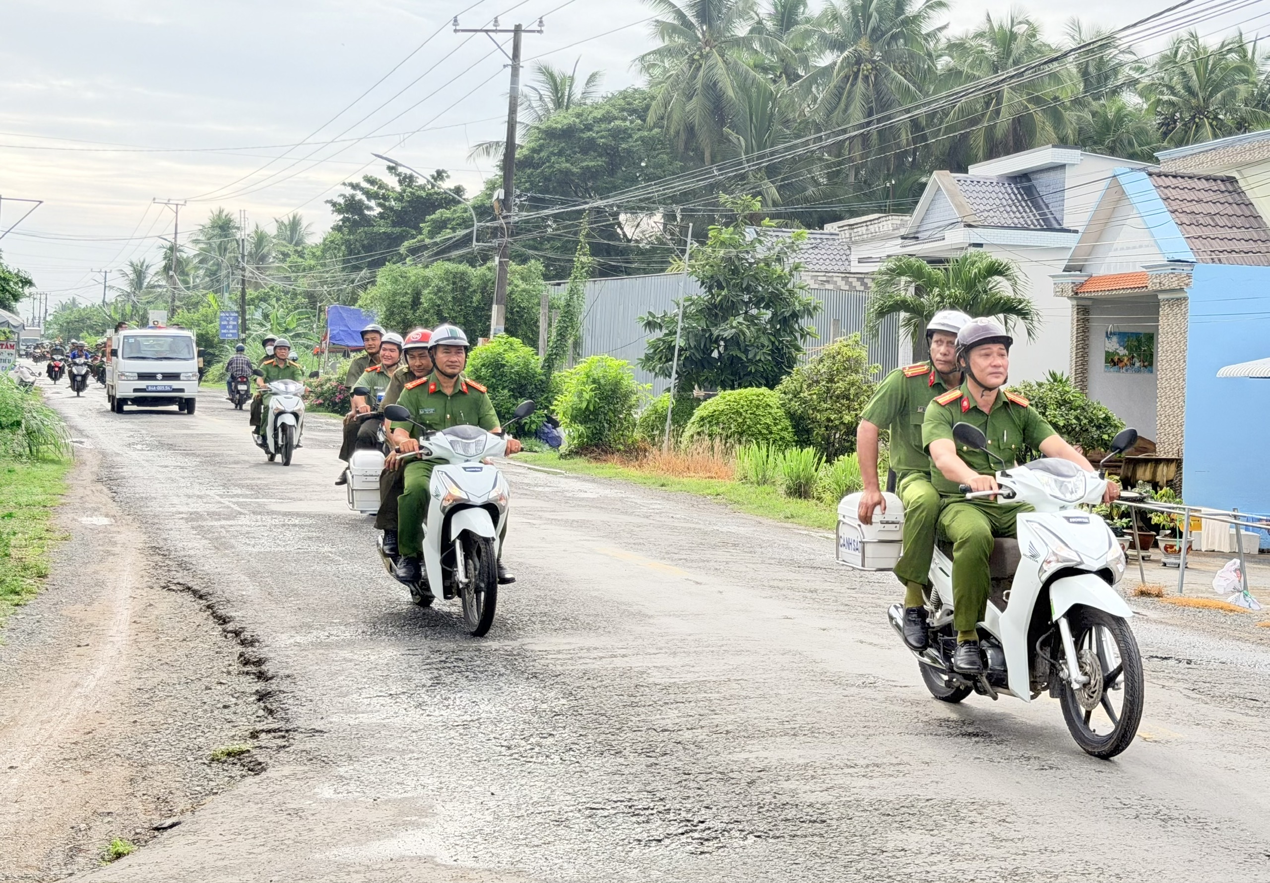 HÌNH 4 Lực lượng Công an diễu hành