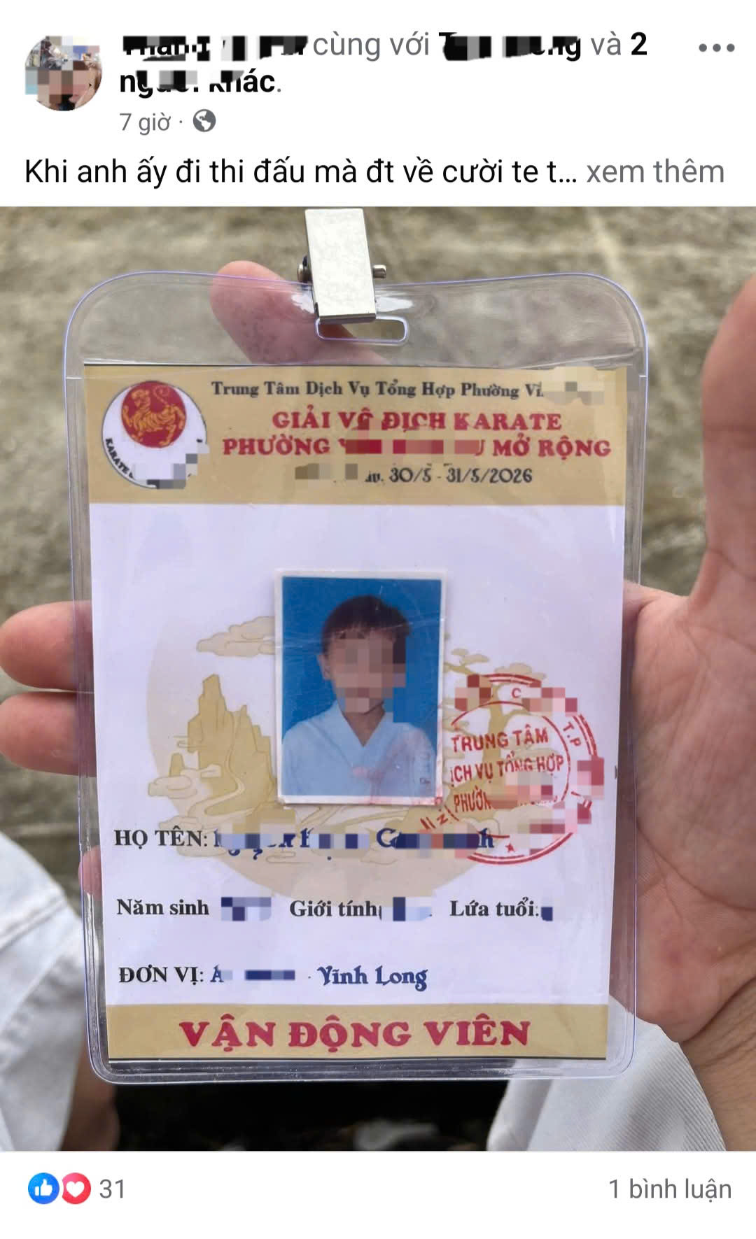 Khoe đủ loại giấy tờ có thông tin cụ thể của trẻ