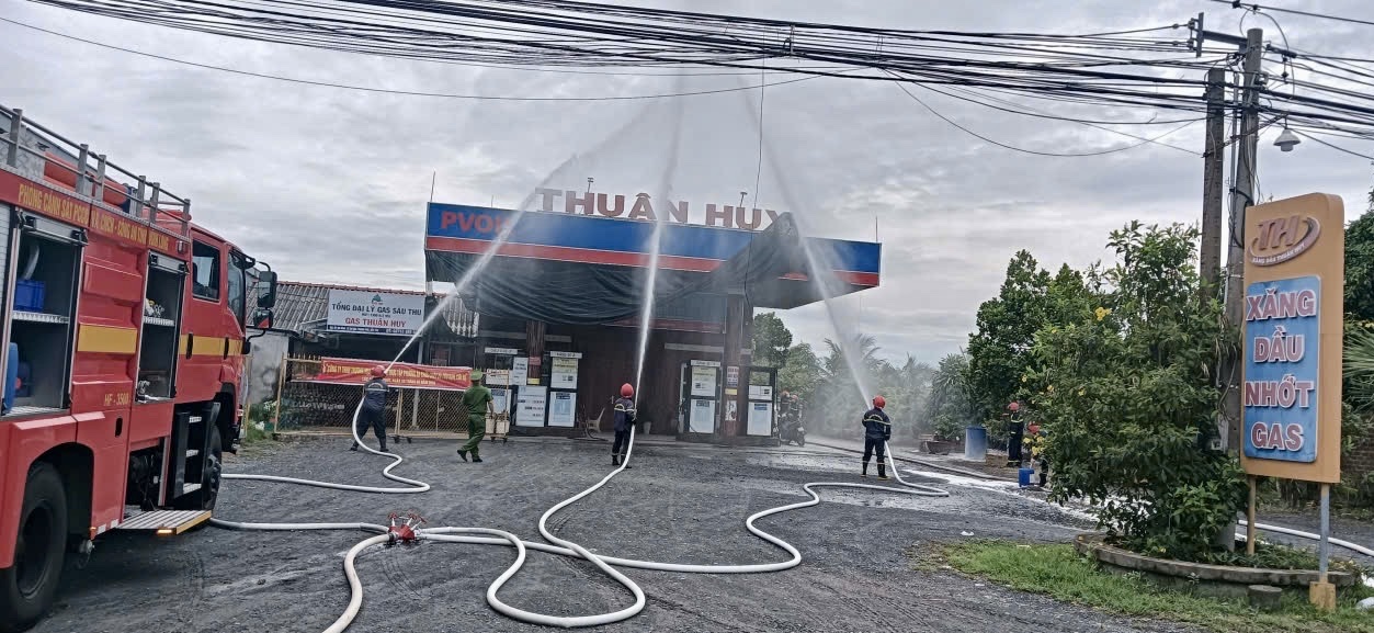 Lực lượng Cảnh sát PCCC và CNCH phun nước và bọt chữa cháy dập tắt đám cháy