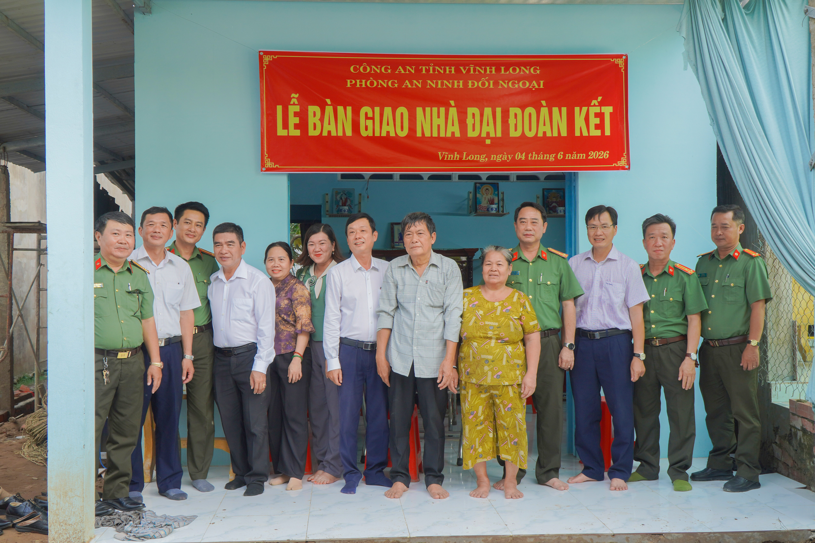 Phòng An ninh đối ngoại và chính quyền địa phương bàn giao nhà cho ông Lâm Văn Út Nhì (1)