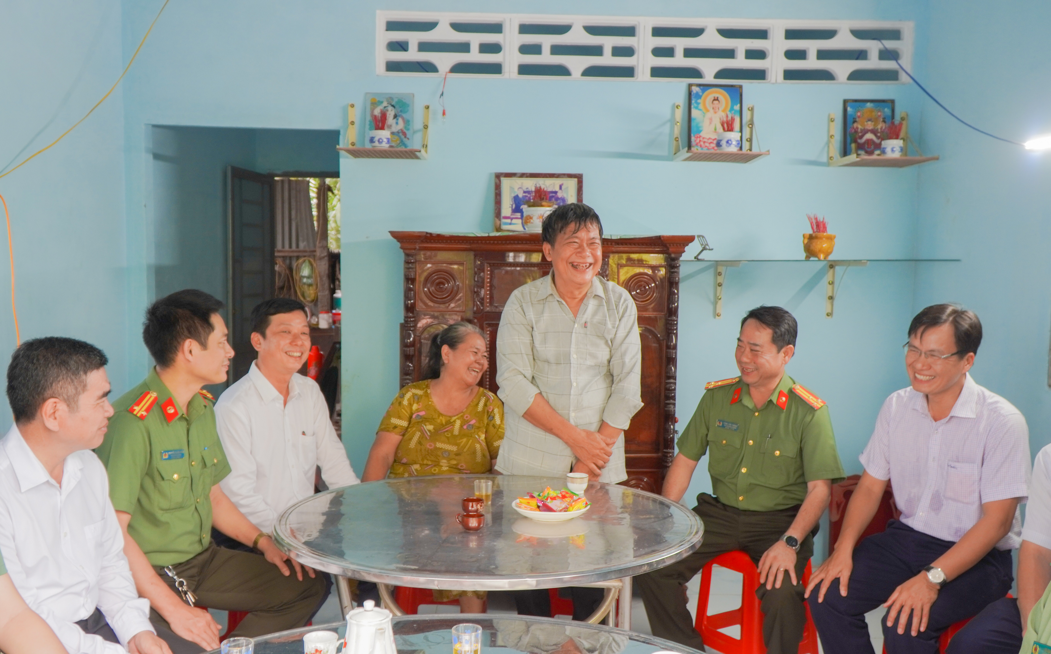 Phòng An ninh đối ngoại và chính quyền địa phương bàn giao nhà cho ông Lâm Văn Út Nhì (2)