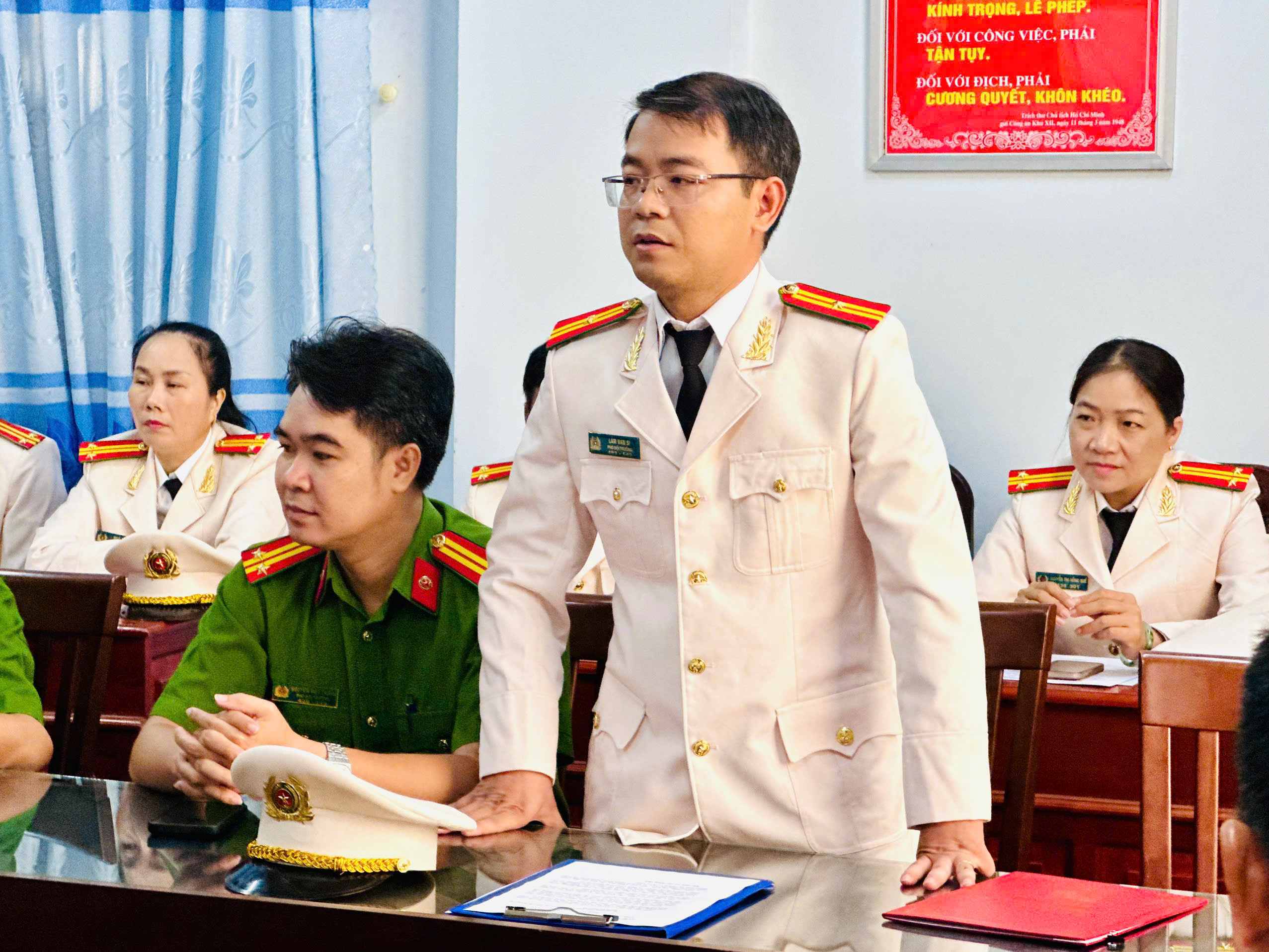 Thiếu tá Lâm Văn Sỉ đại diện phát biểu