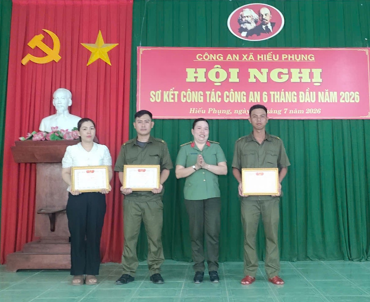 10 Ảnh Chỉ huy Công an xã trao quyết định của Chủ tịch UBND xã