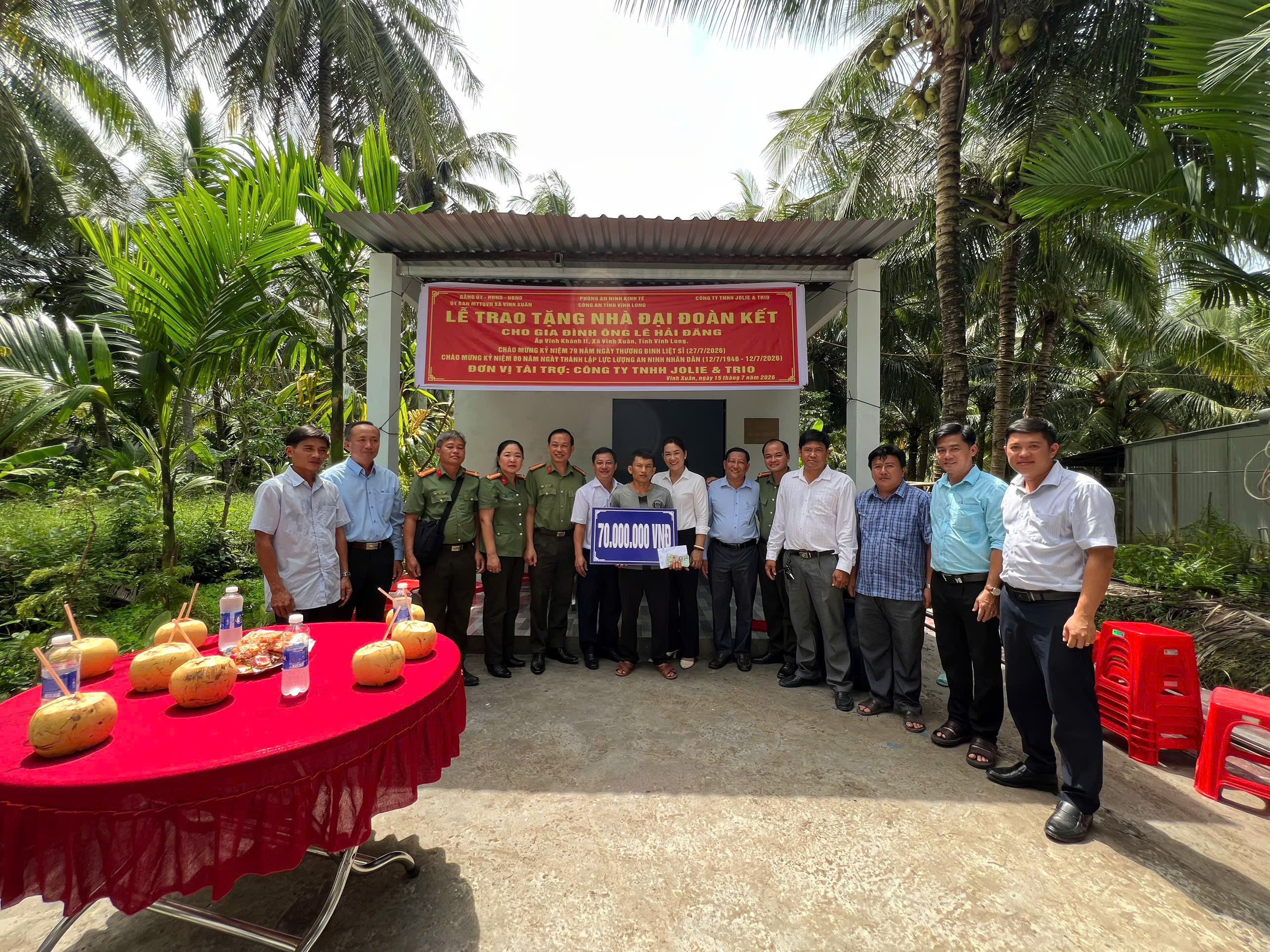 18 7 ANH 1 PA04 BAN GIAO NHA ĐAI DOAN KET NHA TINH THUONG
