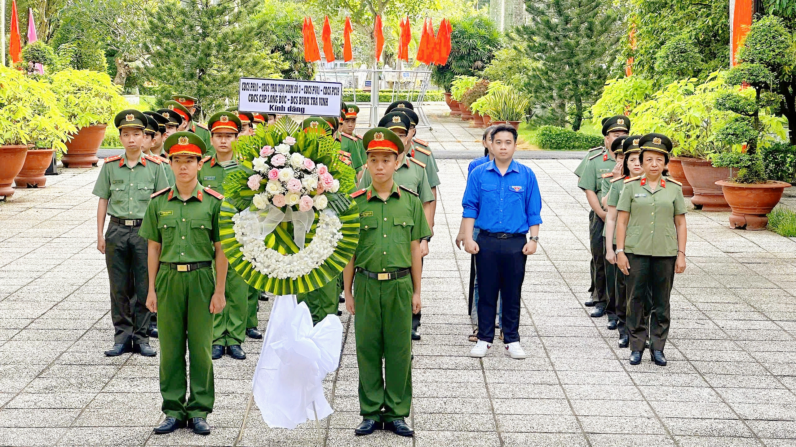 1 Dâng hoa Đền thờ Bác