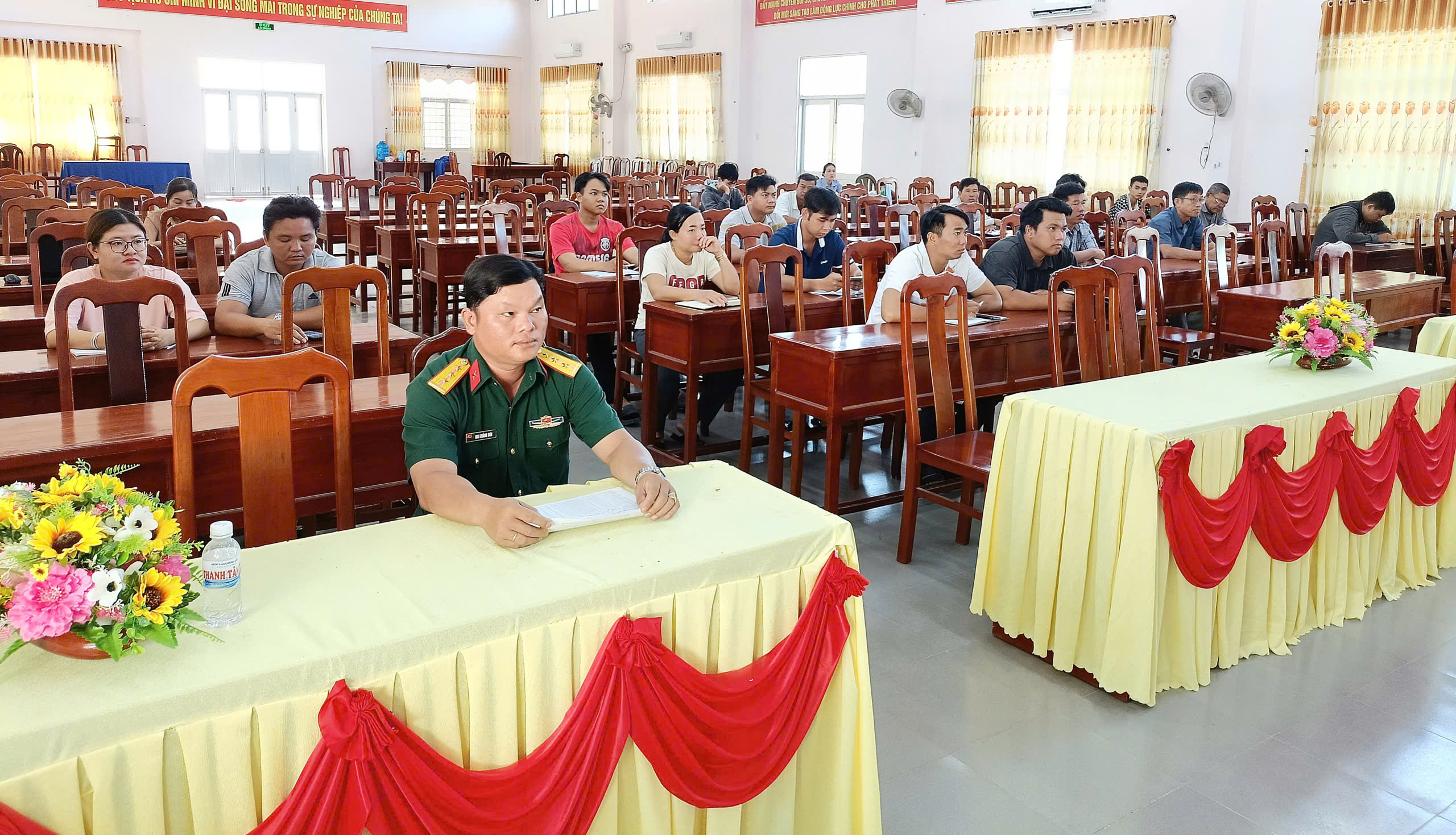 1 Quang cảnh buổi bồi dưỡng kiến thức quốc phòng và an ninh đối tượng 4