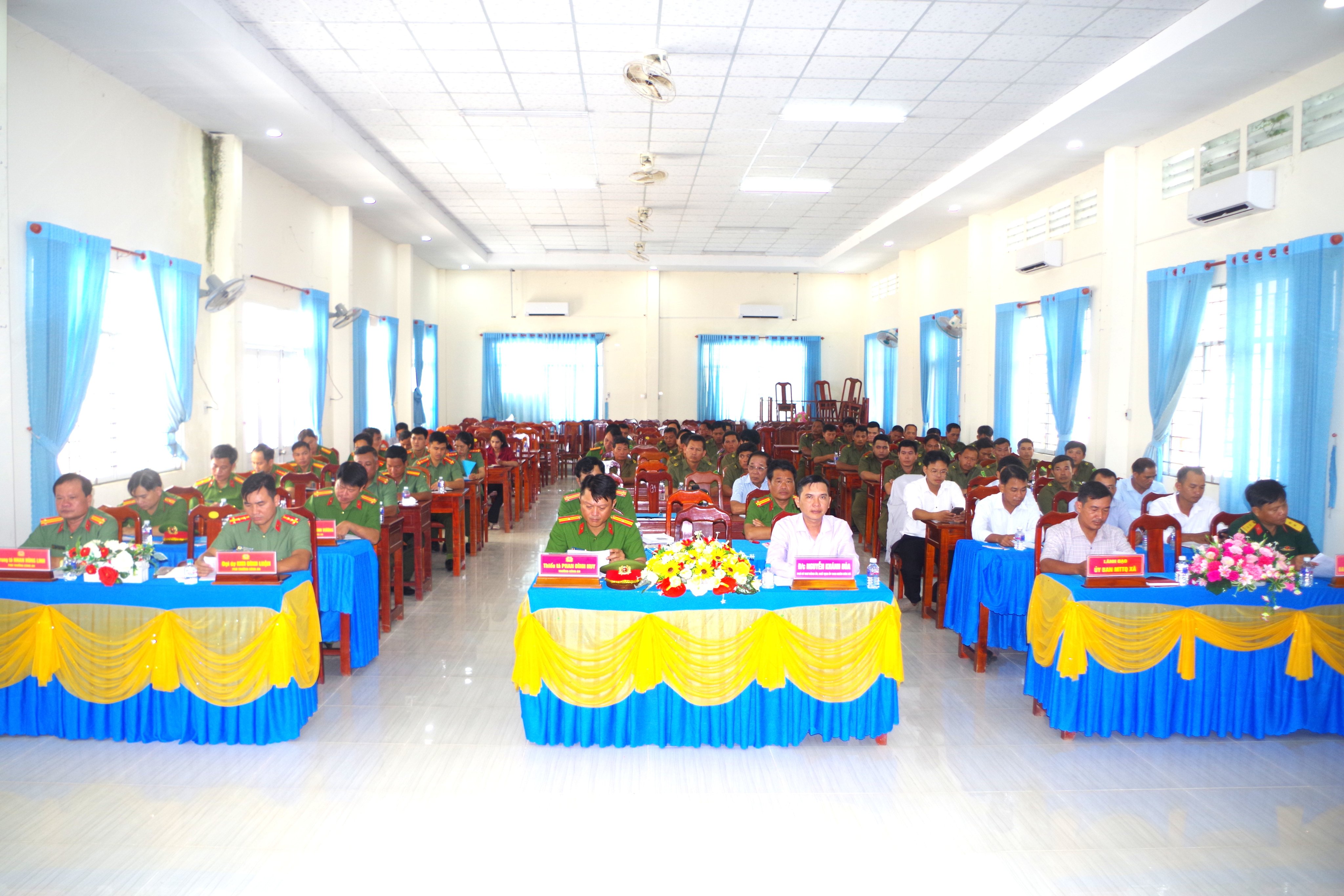 1 QUANG CANH HOI NGHI