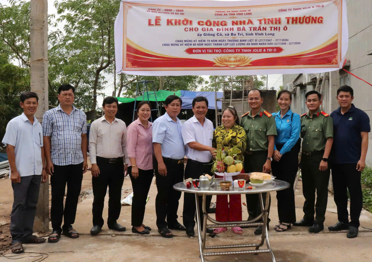 25 7 ANH 2 PA04 PHOI HOP BAN GIAO VA TRAO KINH PHI XAY DUNG NHA TINH THUONG
