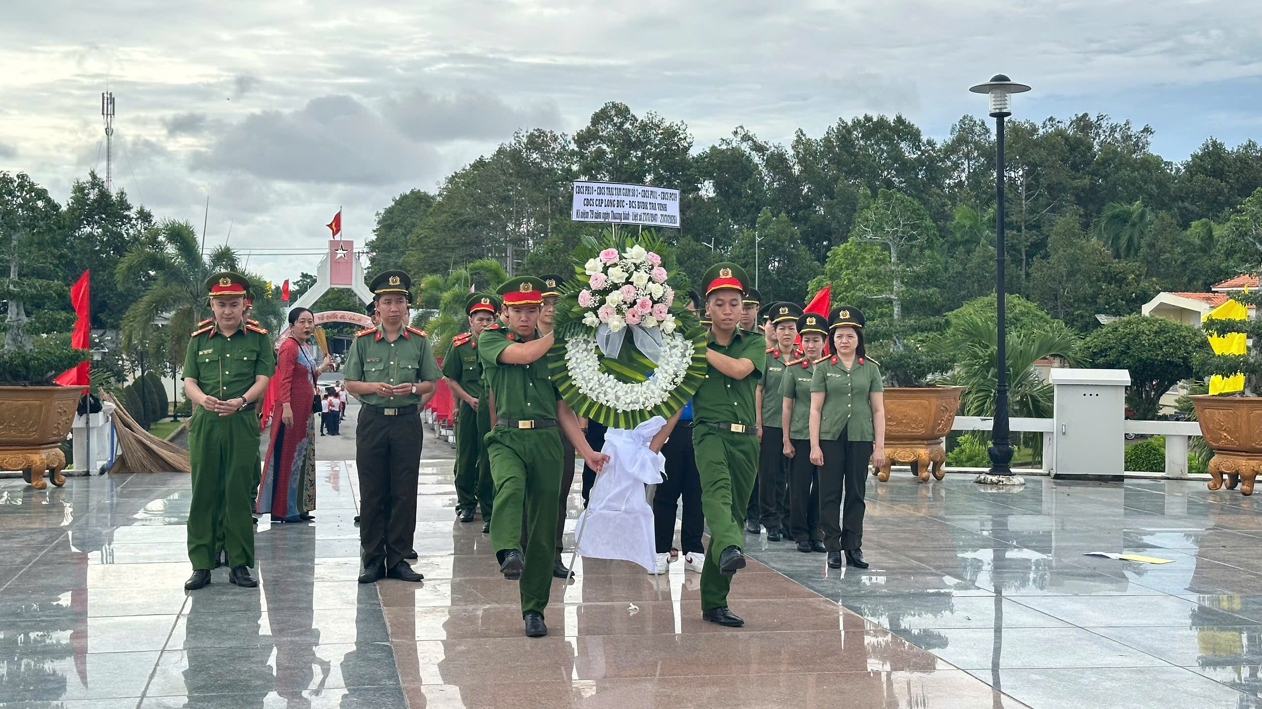 2 Dâng hoa Nghĩa trang