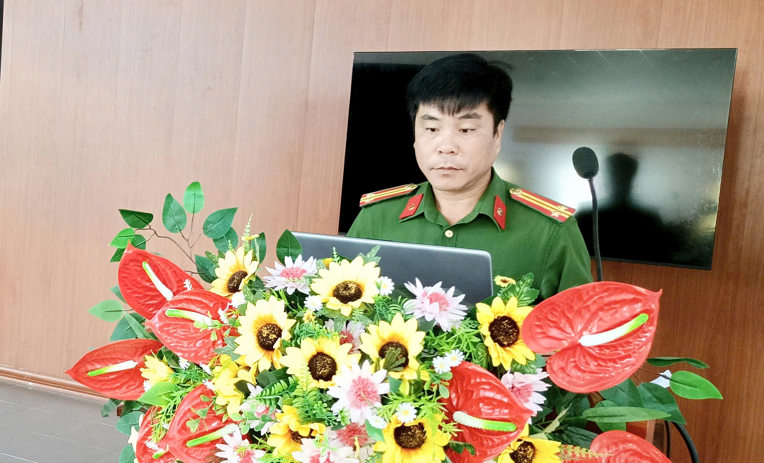 2 Đồng chí Trung tá Nguyễn Hồng Phát, Phó trưởng Công an xã báo cáo chuyên đề 5