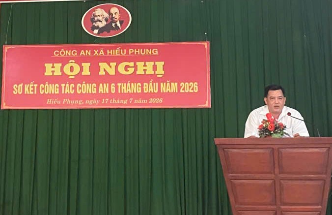3, Ảnh phát biểu tham luận của Trưởng ấp Trung Hòa