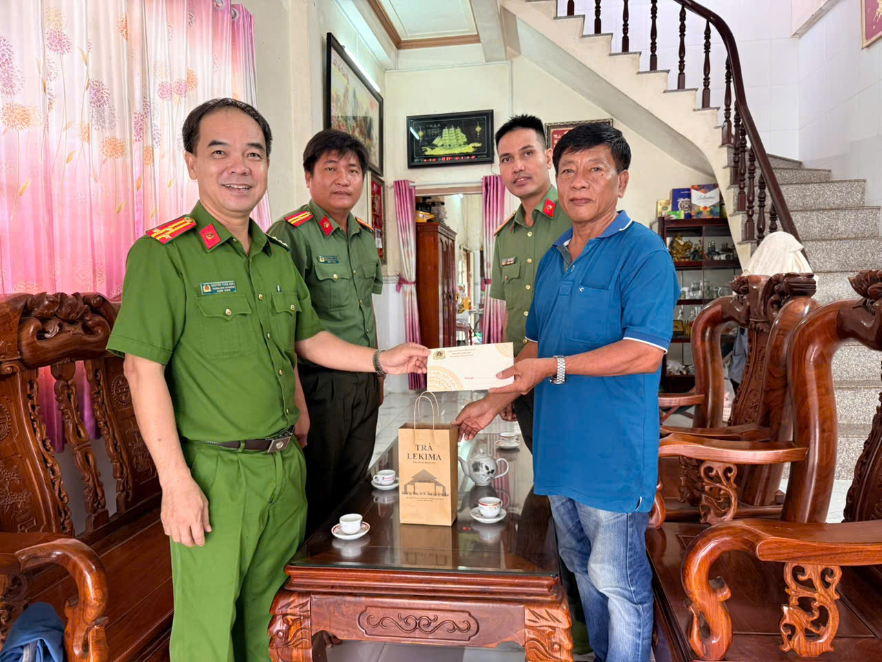 3 Anh tham dong chi Le Hong Tam