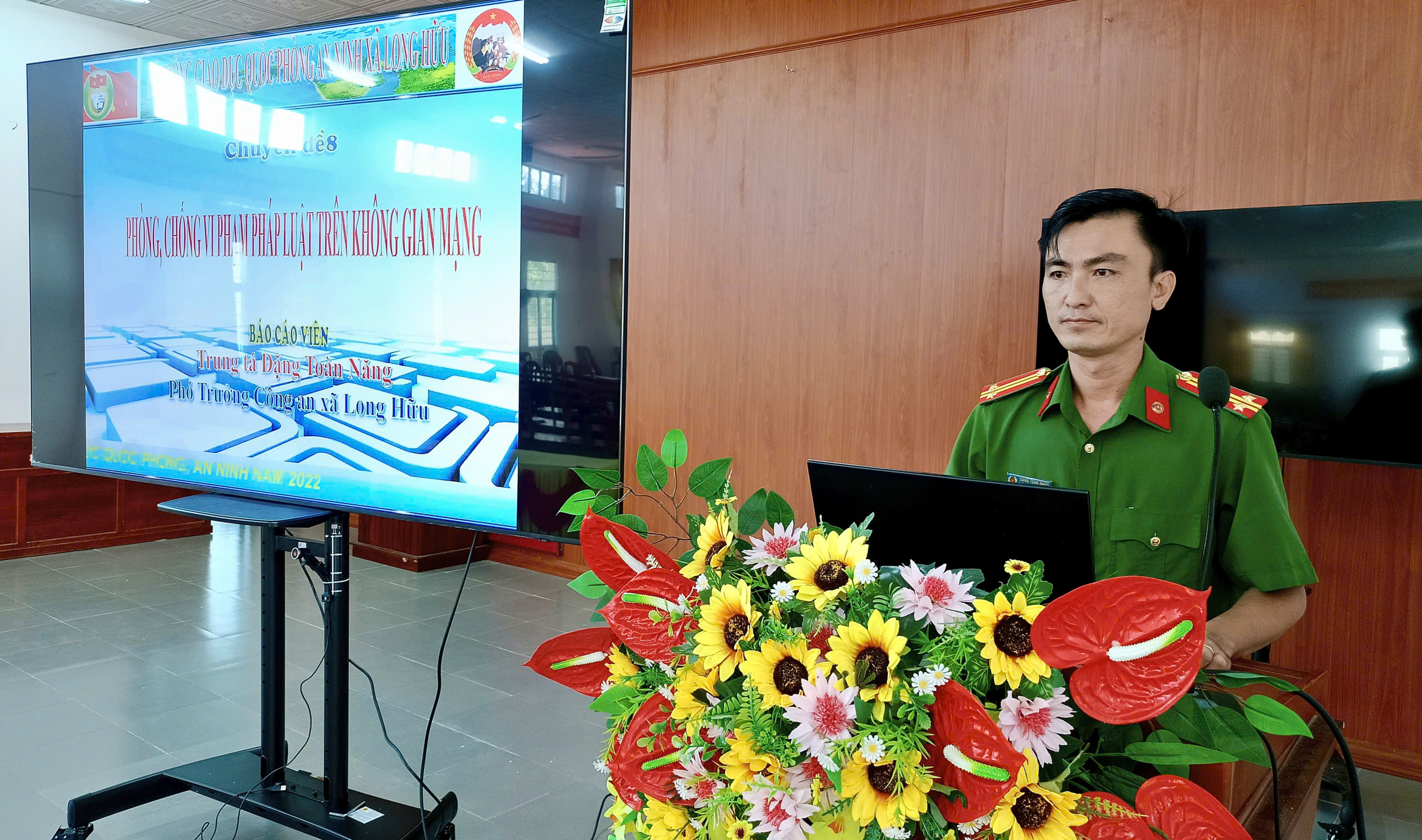3 Đồng chí Trung tá Đặng Toàn Năng, Phó trưởng Công an xã báo cáo chuyên đề 8
