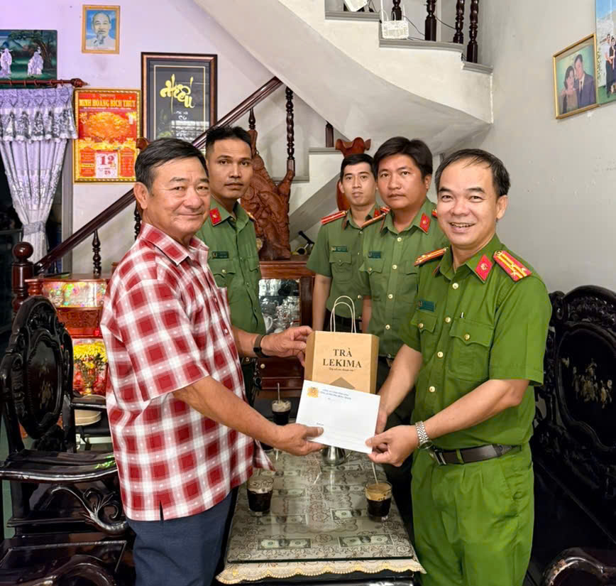 4 Anh tham dong chi Ngo Tung Trac
