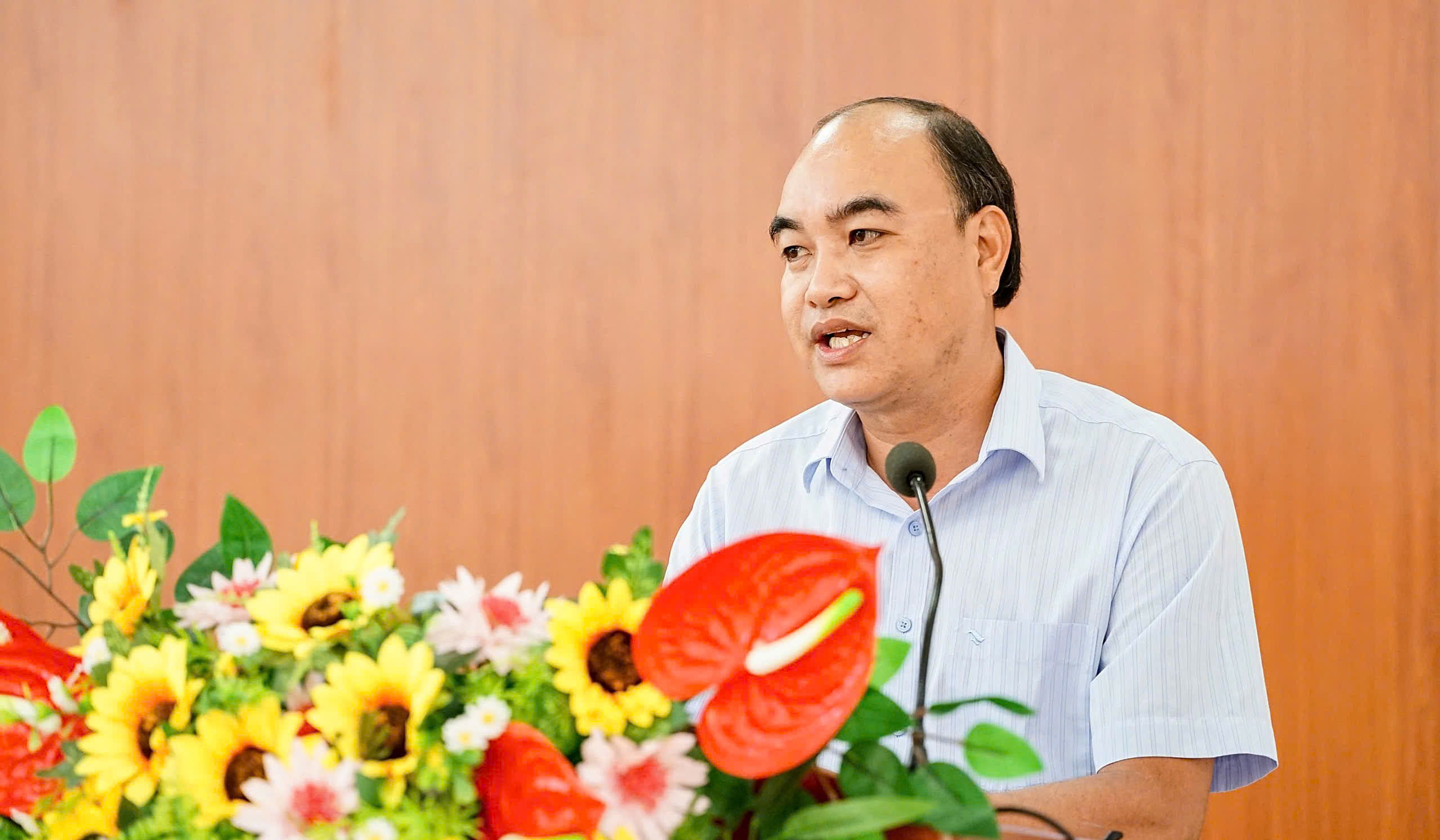 5 Đồng chí Lê Thành Tâm, Phó Bí thư Đảng ủy, Chủ tịch UBND xã Long Hữu phát biểu tại hội nghị