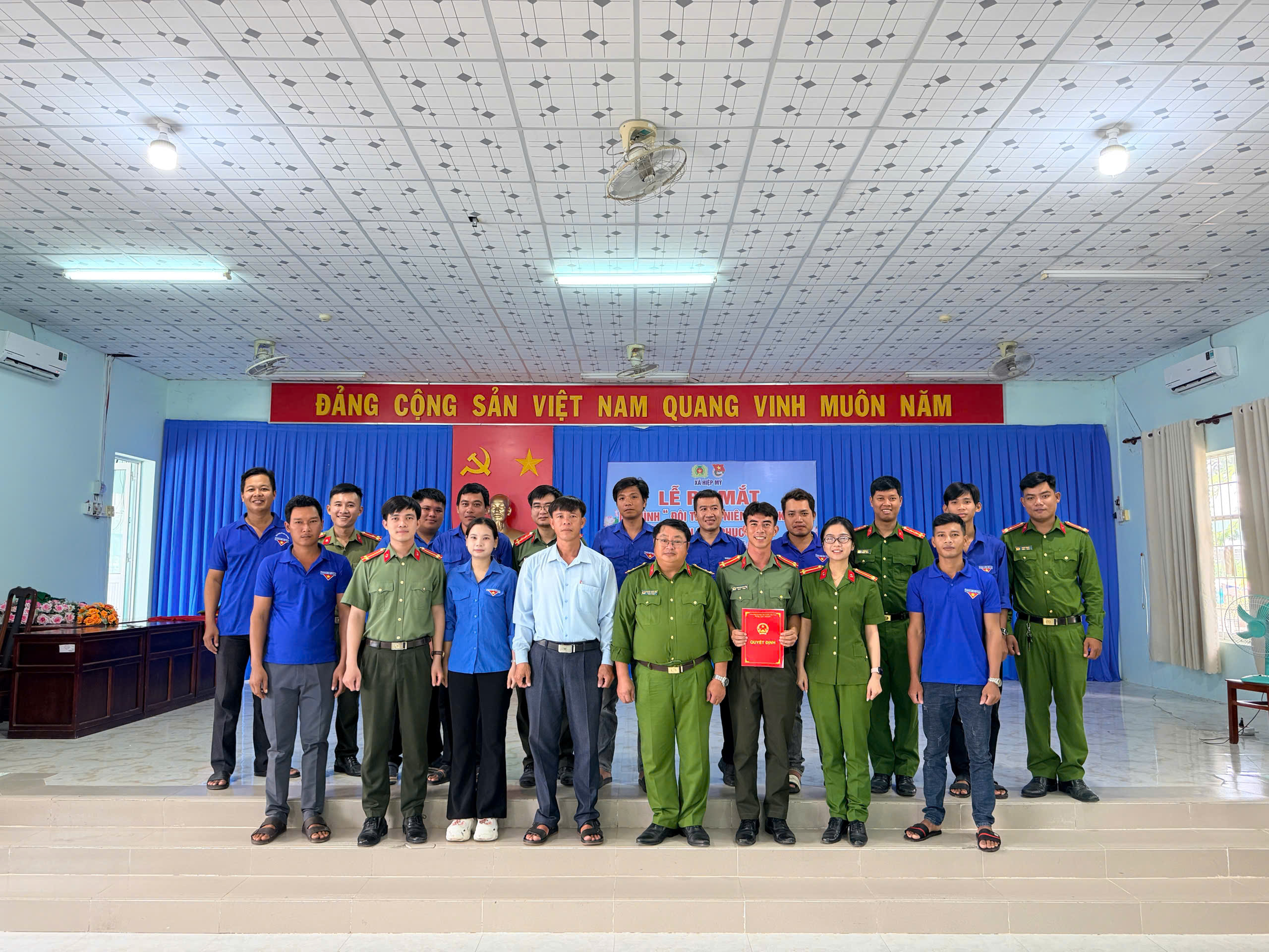 6 Ảnh Các đồng chí Lãnh đạo và đại biểu chụp ảnh lưu niệm