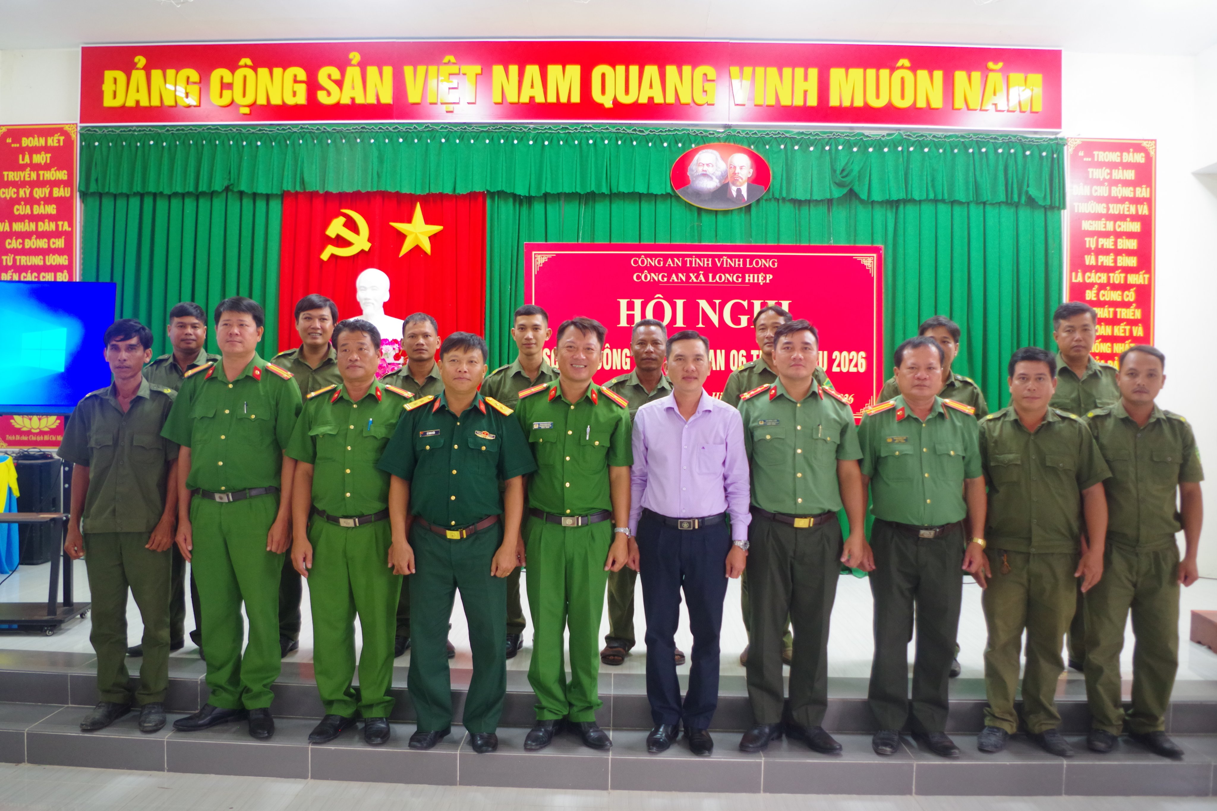 6 CHUP ANH LUU NIEM SAU KIEN TOAN