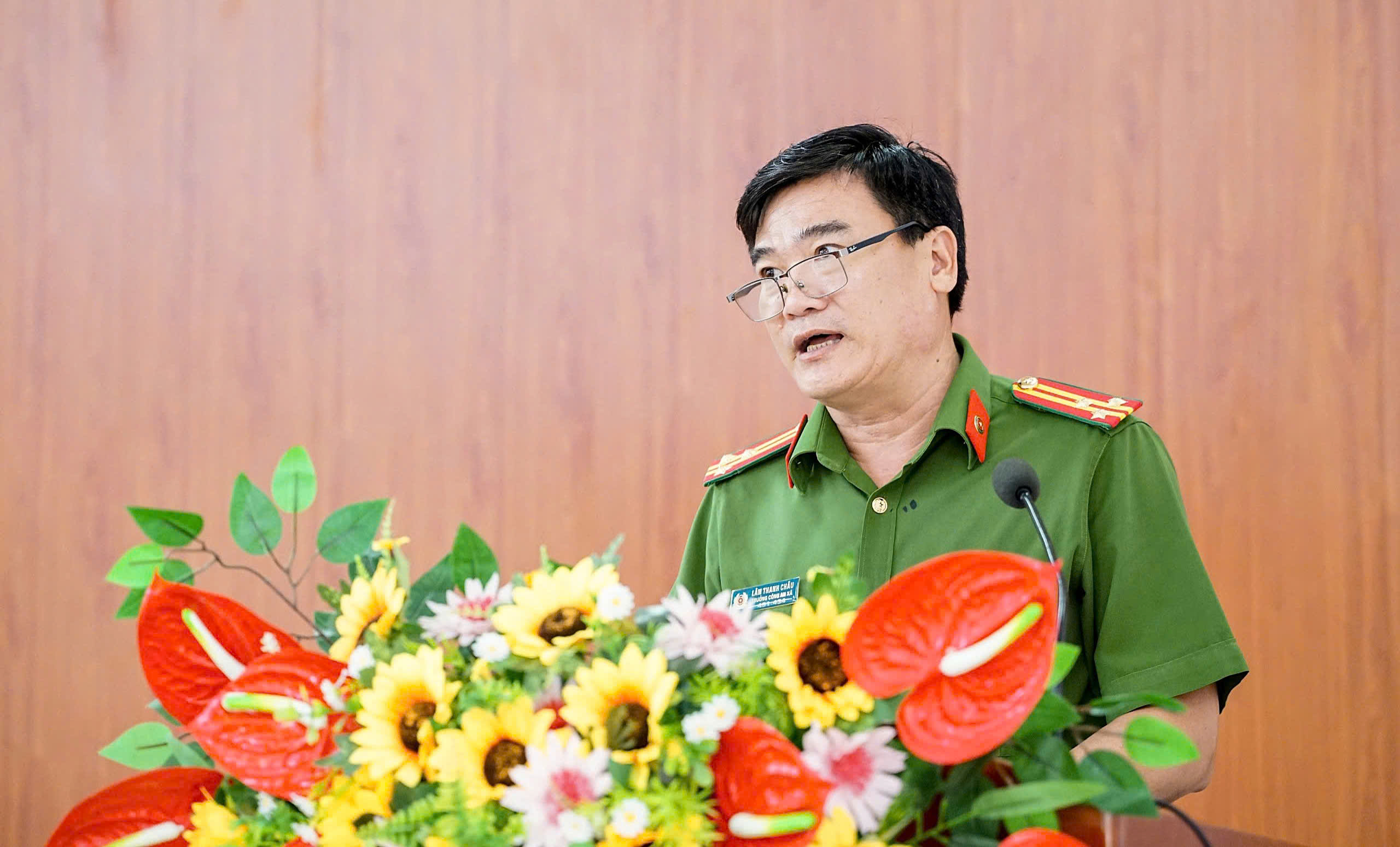 6 Thượng tá Lâm Thanh Châu, Trưởng Công an xã Long Hữu phát biểu tại hội nghị