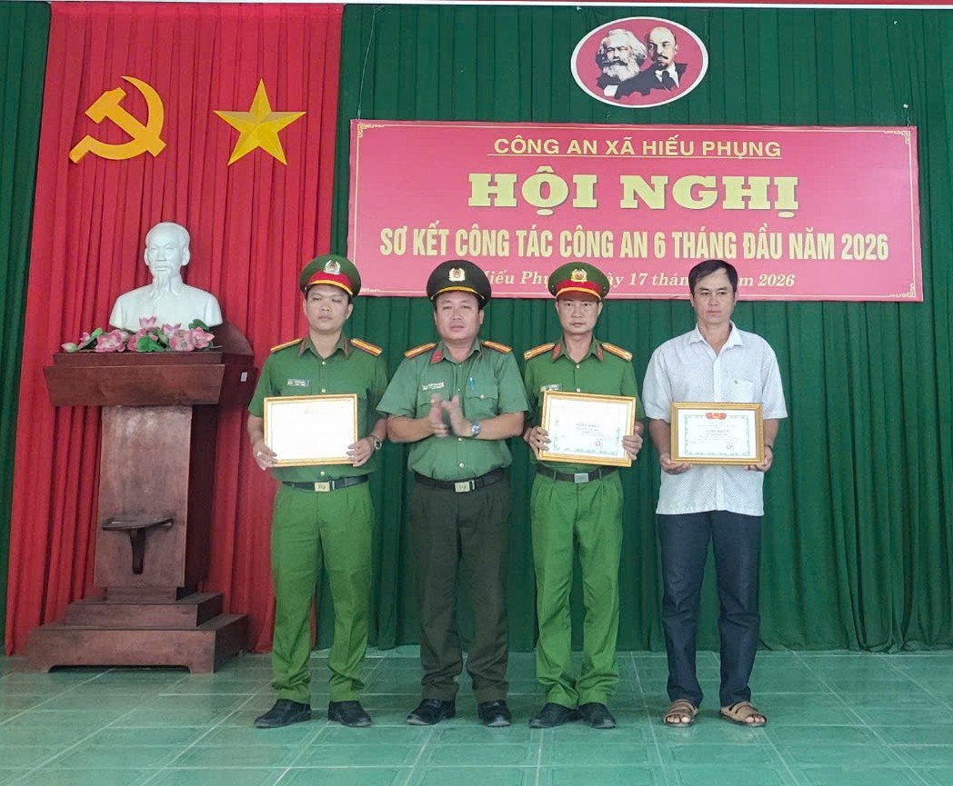 9,, Ảnh trao quyết định khen của Chủ tịch UBND xã