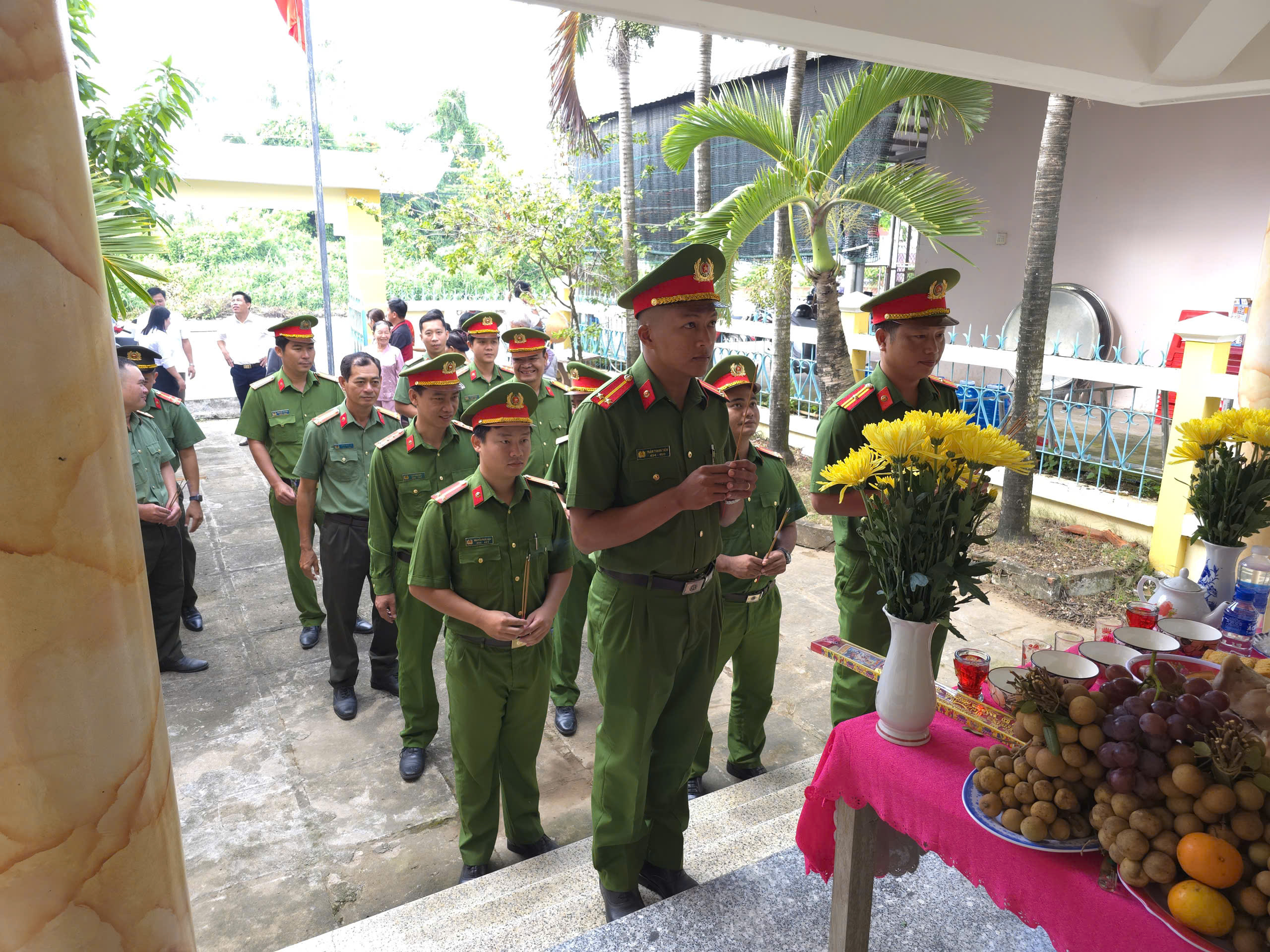 Ảnh 2 CBCS tham gia dâng hương