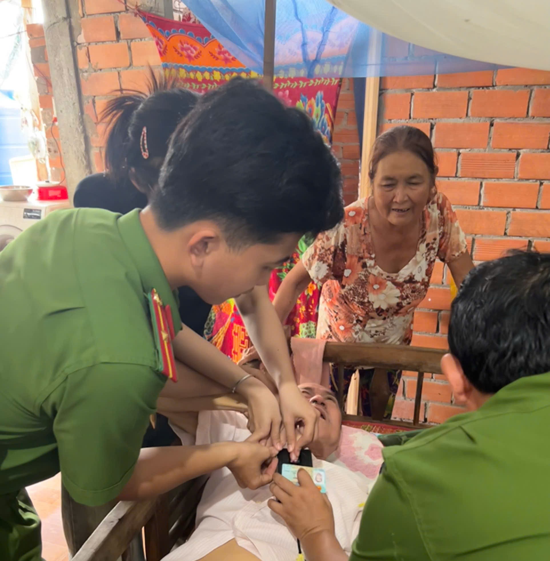 Ảnh 2 Hỗ trợ người dân lấy mẫu tại nhà