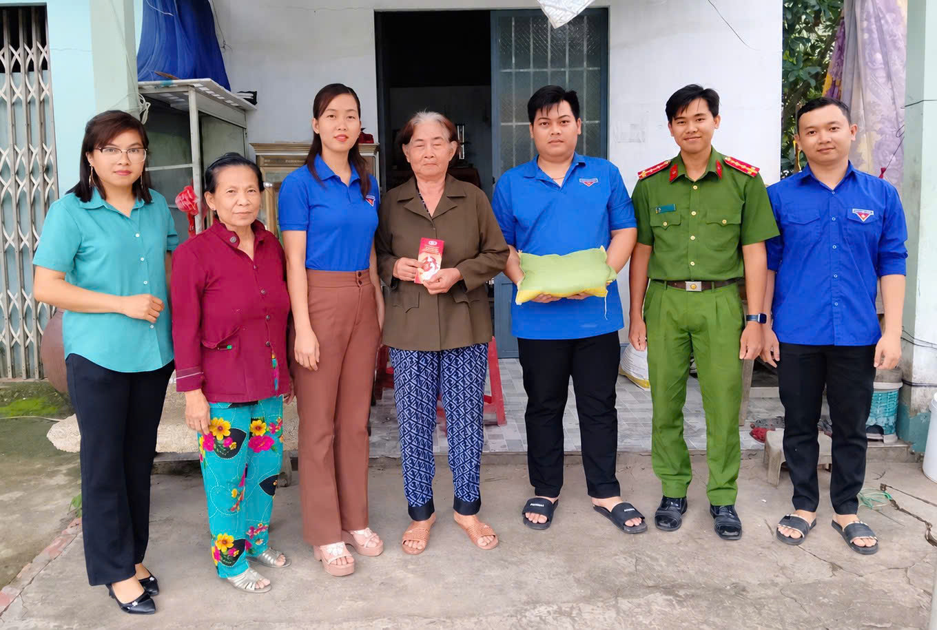 Ảnh 2 Tặng quà thanh niên xung phong