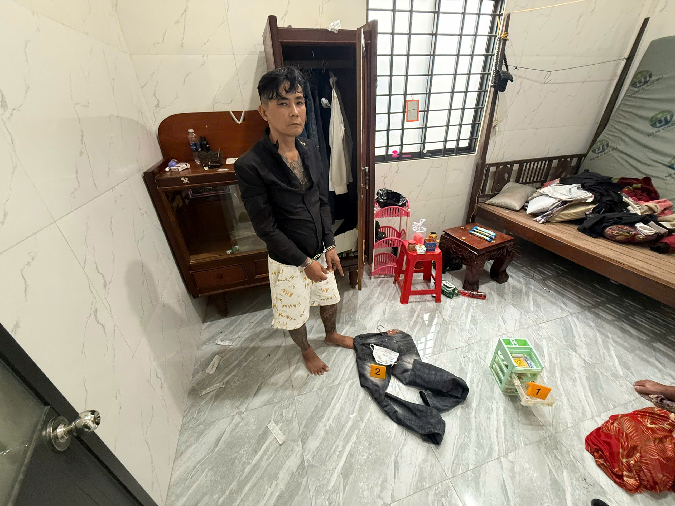 ảnh 4 đối tượng và tang vật tại nhà riêng