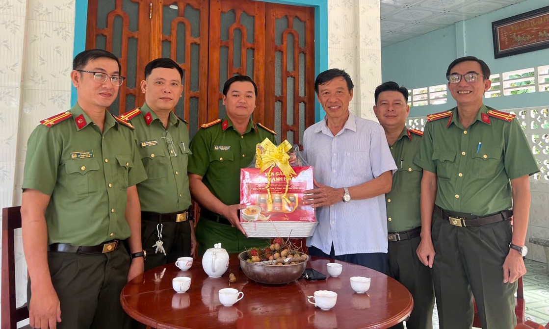 Ảnh Ban chỉ huy Công an các xã Cụm thi đua số 9 thăm hỏi, tặng quà tri ân đồng chí Đại tá Nguyễn Văn Xem