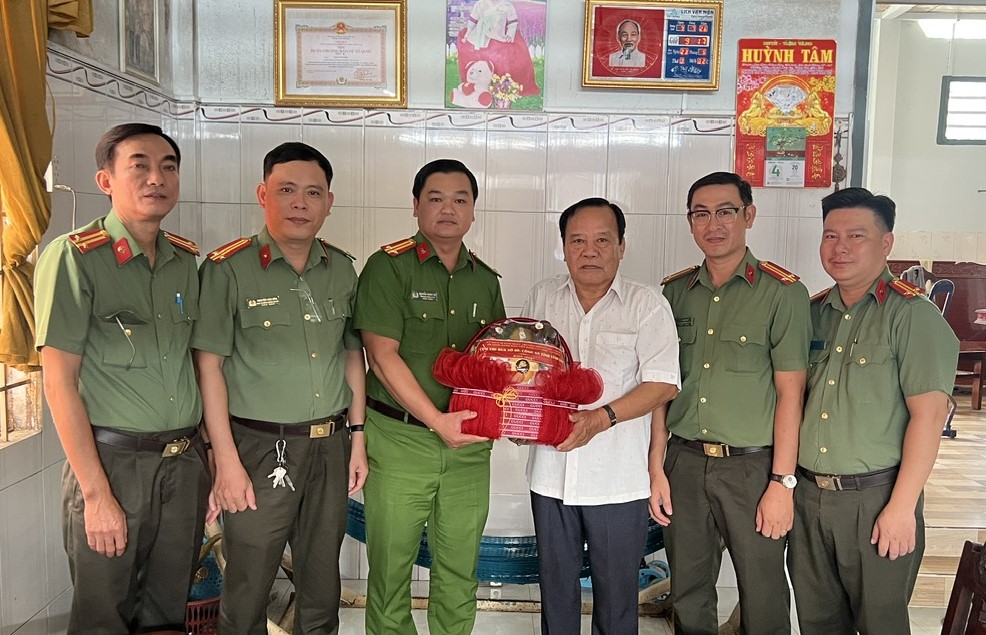 Ảnh Ban chỉ huy Công an các xã Cụm thi đua số 9 thăm hỏi, tặng quà tri ân đồng chí Đại tá Trần Văn Minh