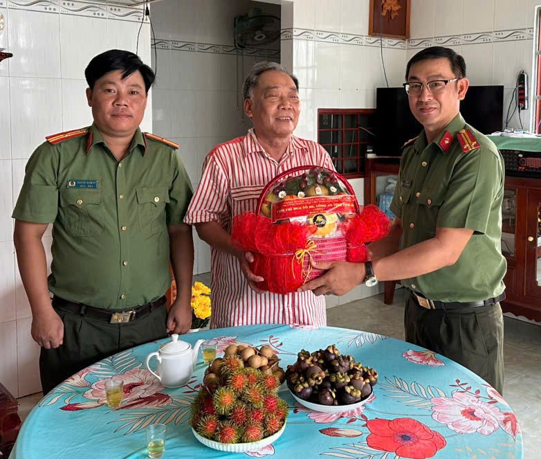 Ảnh Ban chỉ huy Công an xã Vĩnh Thành thăm hỏi, tặng quà tri ân đồng chí Đại tá Lê Văn Hựu