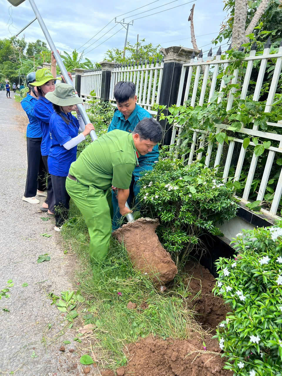 ảnh cbcs dựng trụ đèn 2