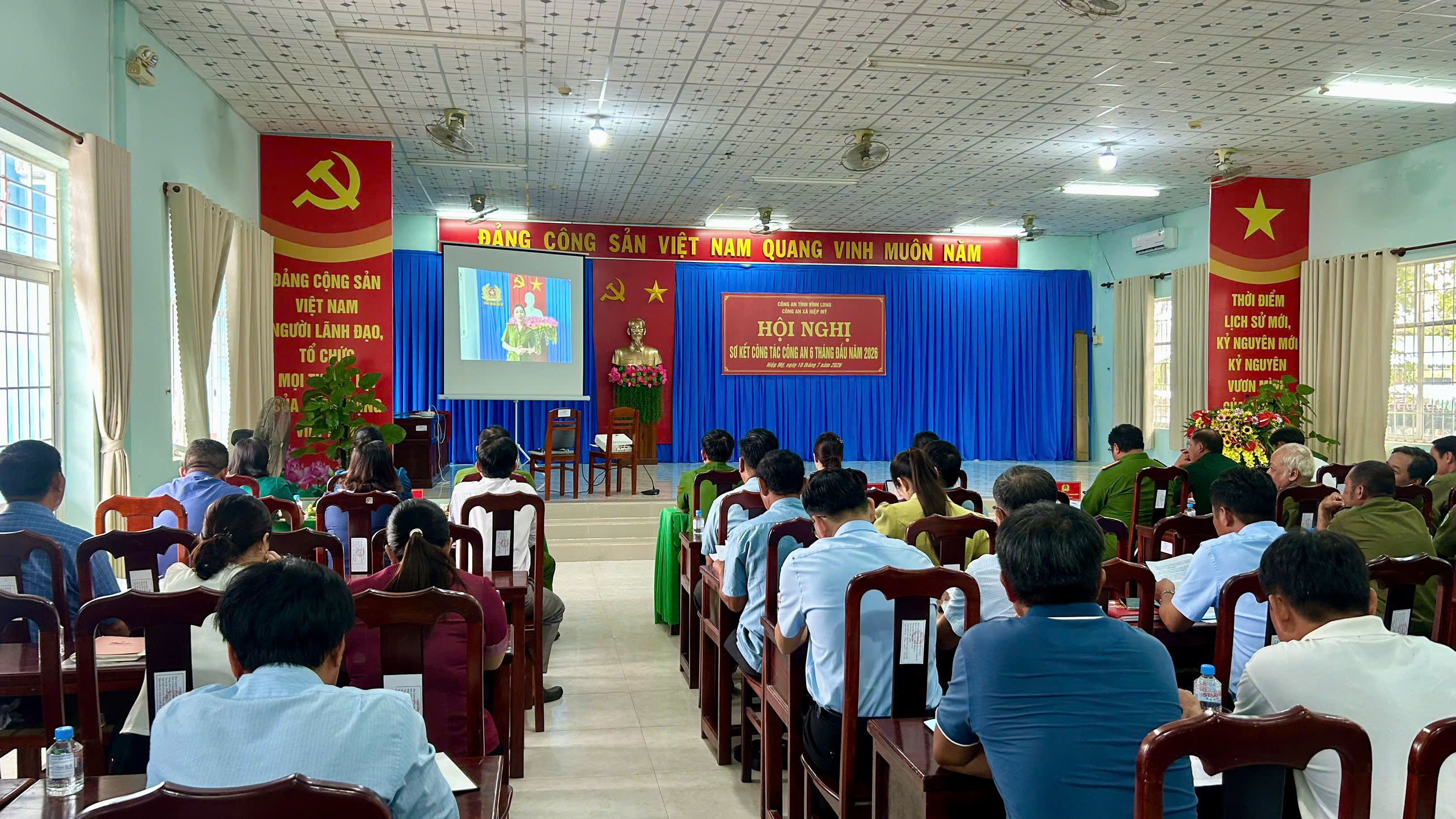 Ảnh Công an xã trình chiếu phóng sự