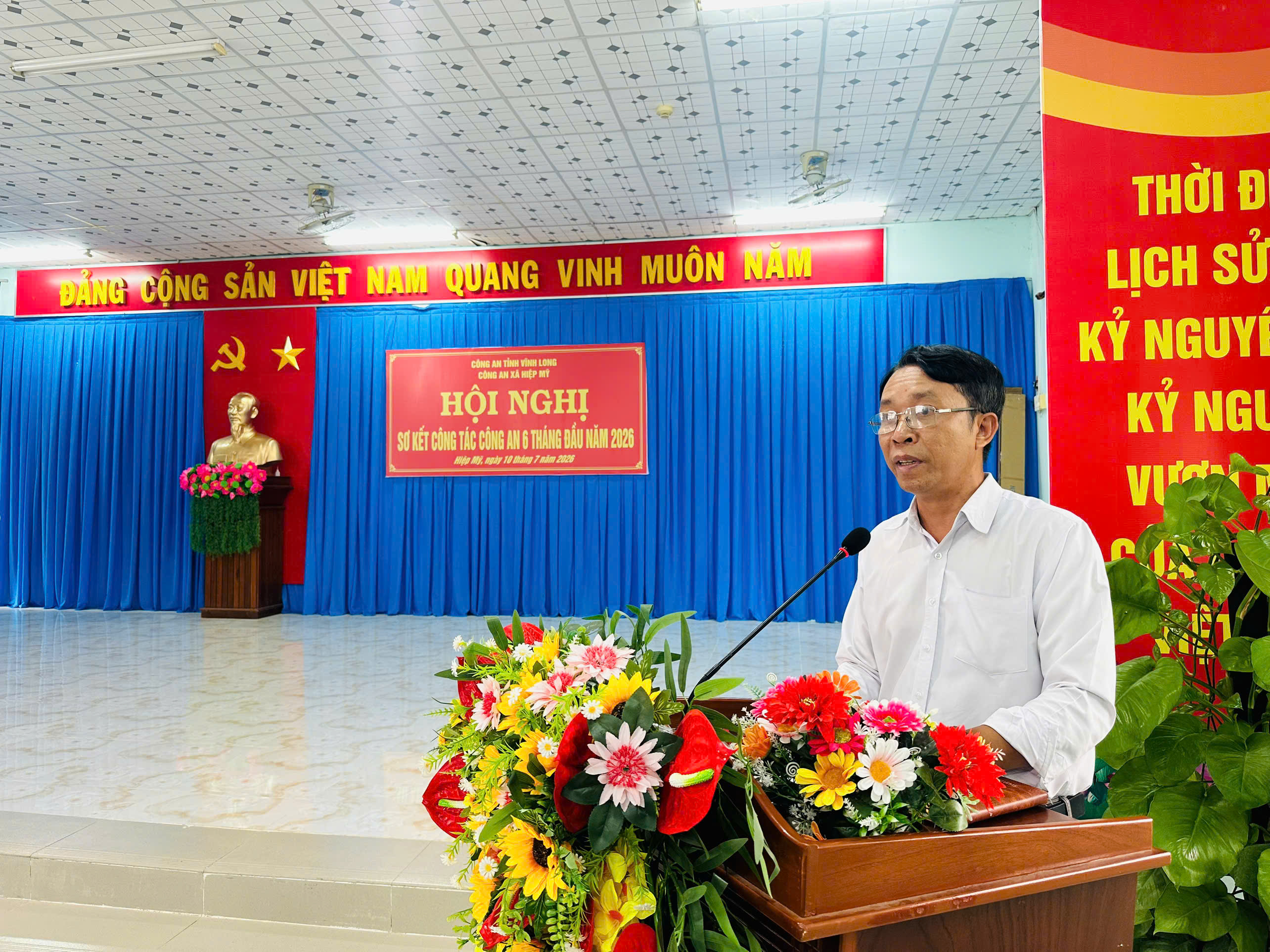 Anh đại biẻu phát biểu tham luận