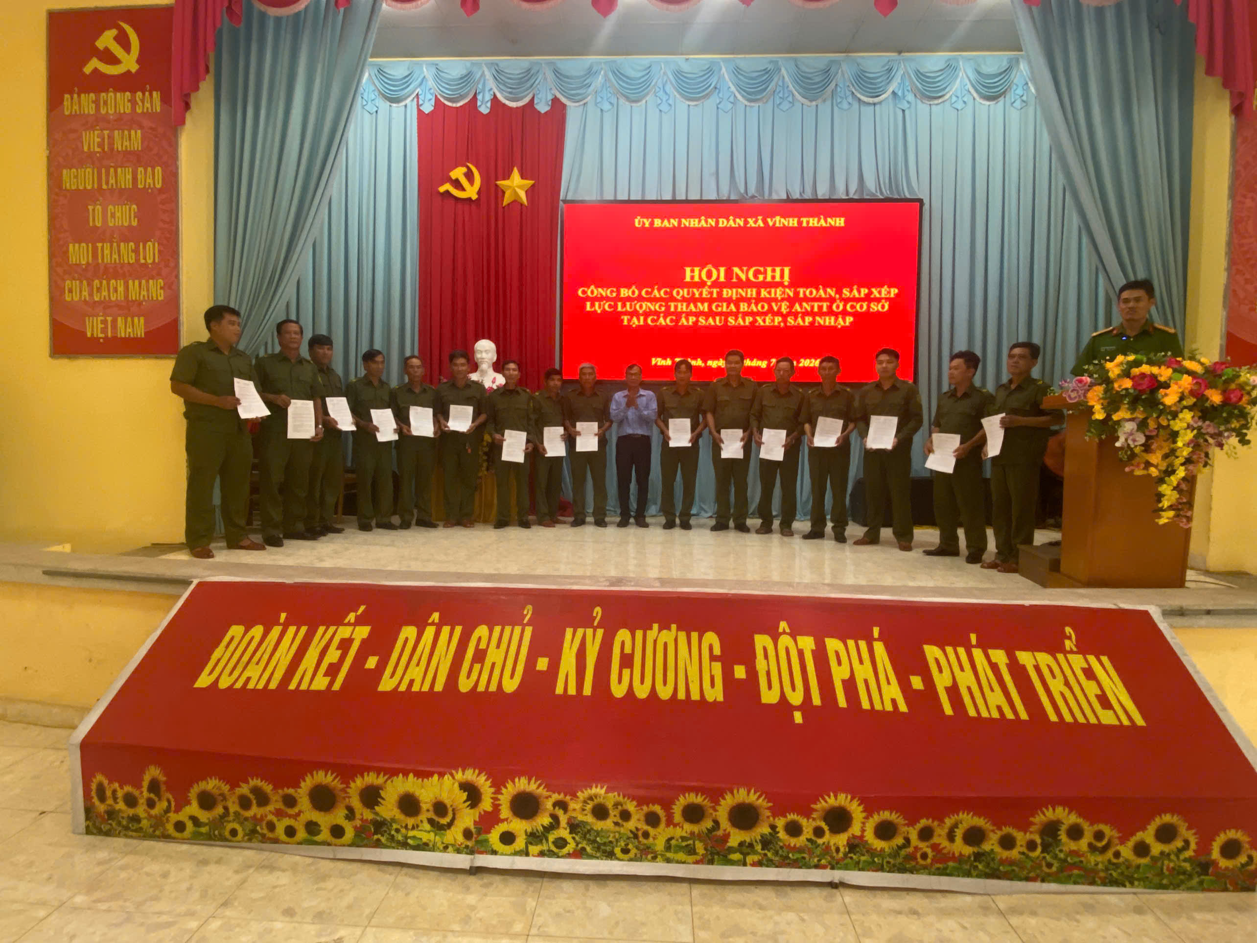 Ảnh đồng chí Chủ tịch Ủy ban nhân dân xã trao các quyết định cho lực lượng tham gia bảo vệ an ninh, trật tự ở cơ sở