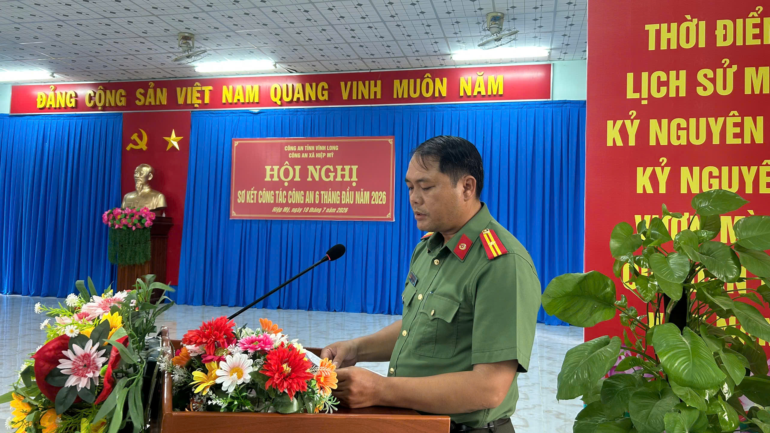 Ảnh Đồng chí Thiếu tá Thạch Tuấn Khanh, cán bộ Công an xã phát biểu tham luận