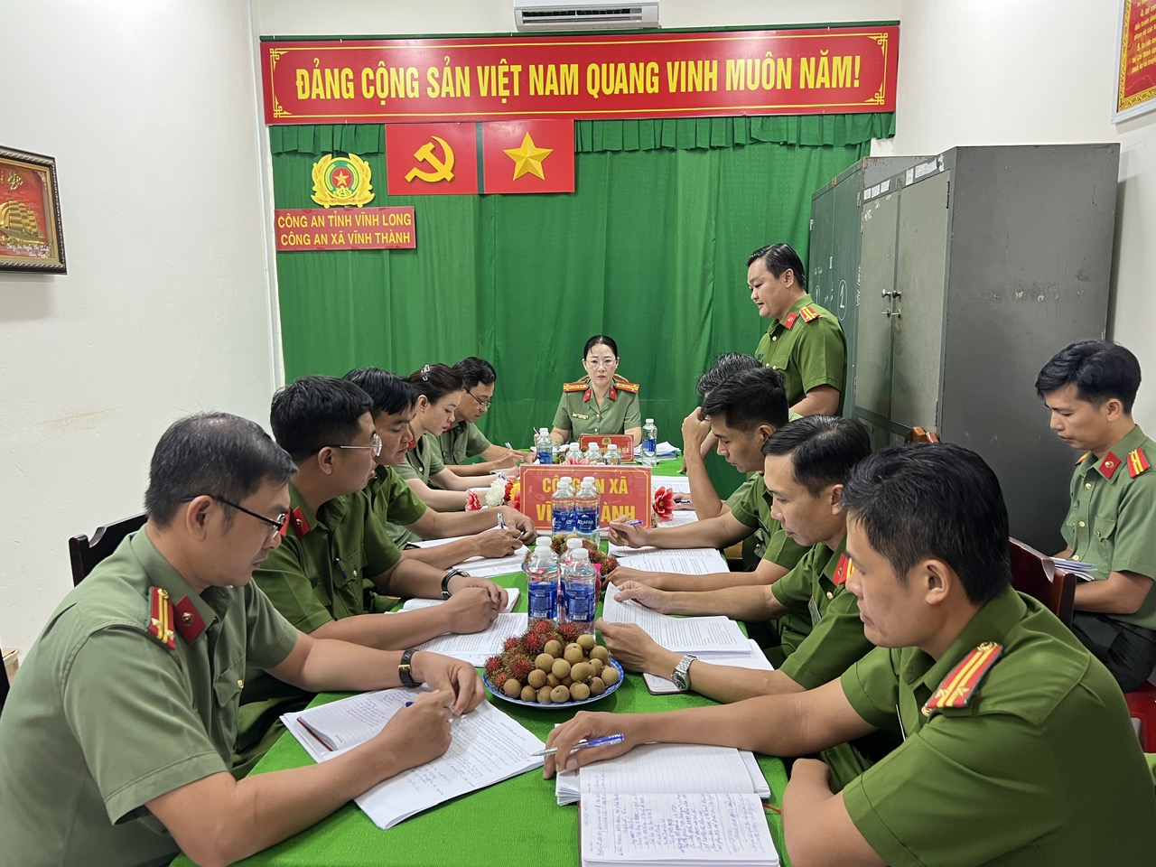 Ảnh Đồng chí Trung tá Nguyễn Thanh Vũ, Trưởng Công an xã báo cáo tình hình an ninh, trật tự trên địa bàn