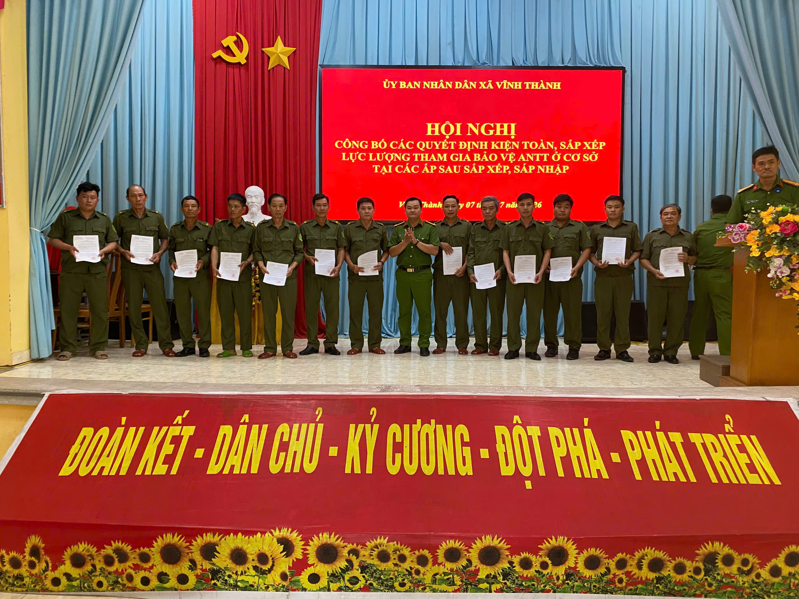 Ảnh đồng chí Trưởng Công an xã trao các quyết định cho lực lượng tham gia bảo vệ an ninh, trật tự ở cơ sở