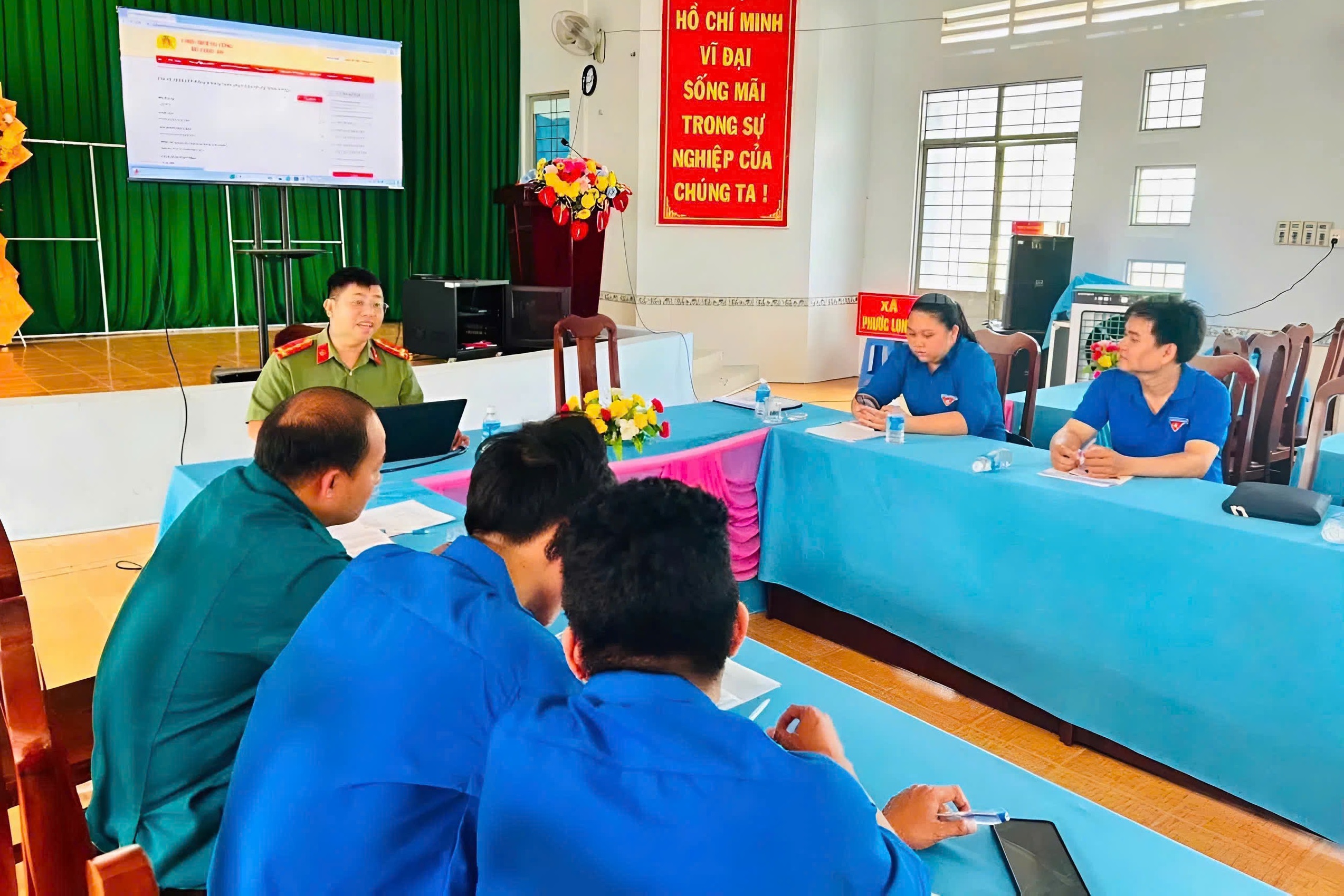 Ảnh hướng dẫn đoàn viên thực hiện thủ tục hành chính CAX Phước Long