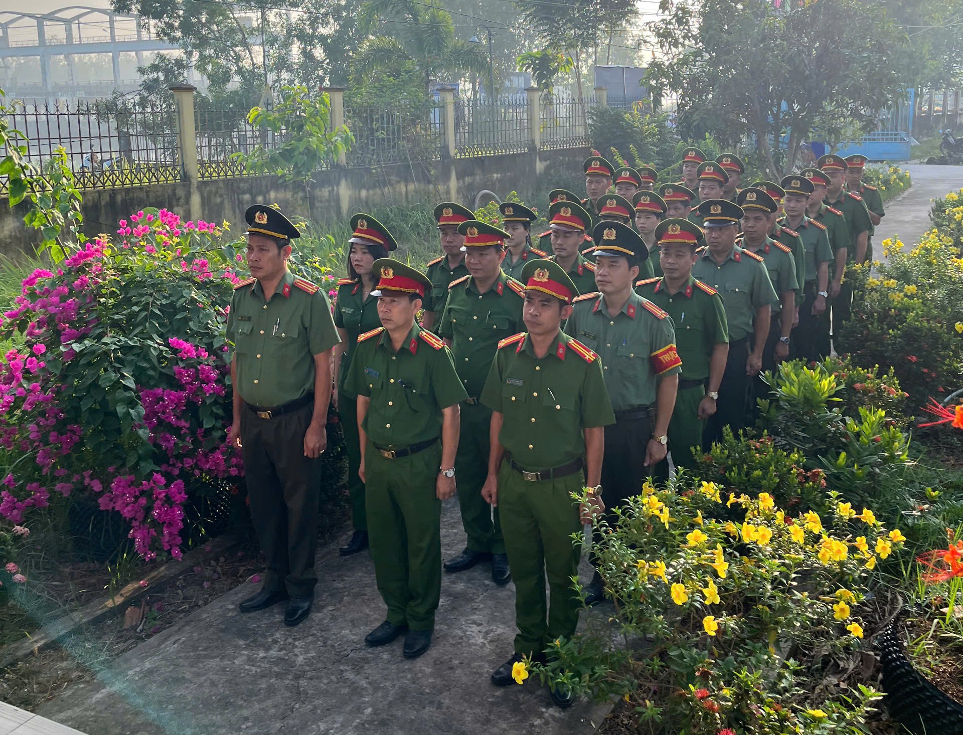 ảnh tập thể viếng