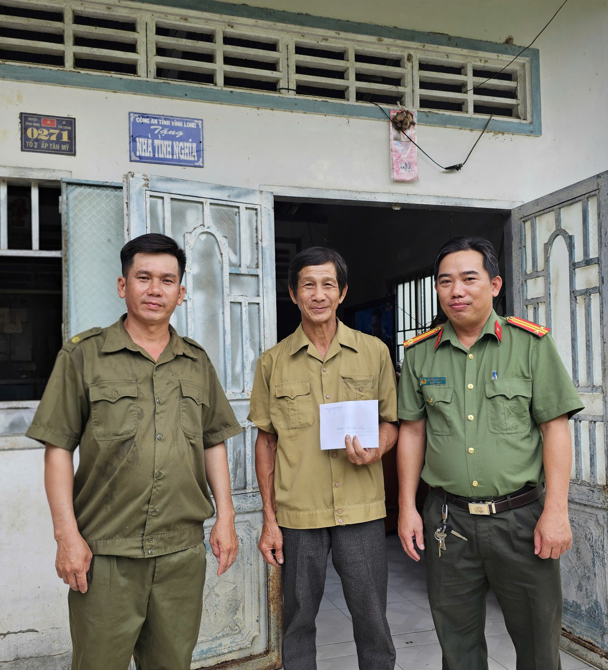 ảnh thăm gia đình ông Hồng