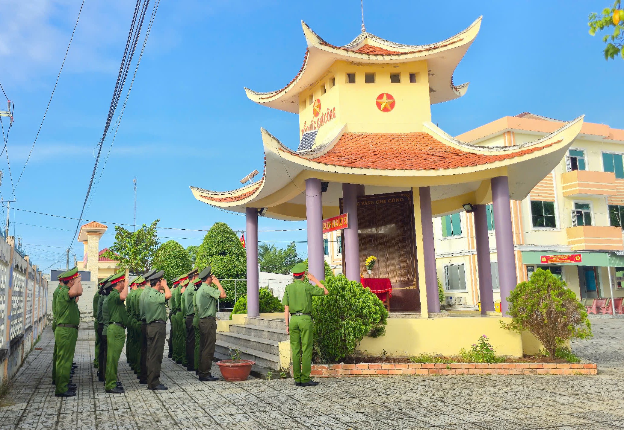 Ảnh Cán bộ chiến sĩ Công an xã Càng Long dành phút mặc niệm bày tỏ lòng biết ơn sâu sắc đối với các Anh hùng liệt sĩ