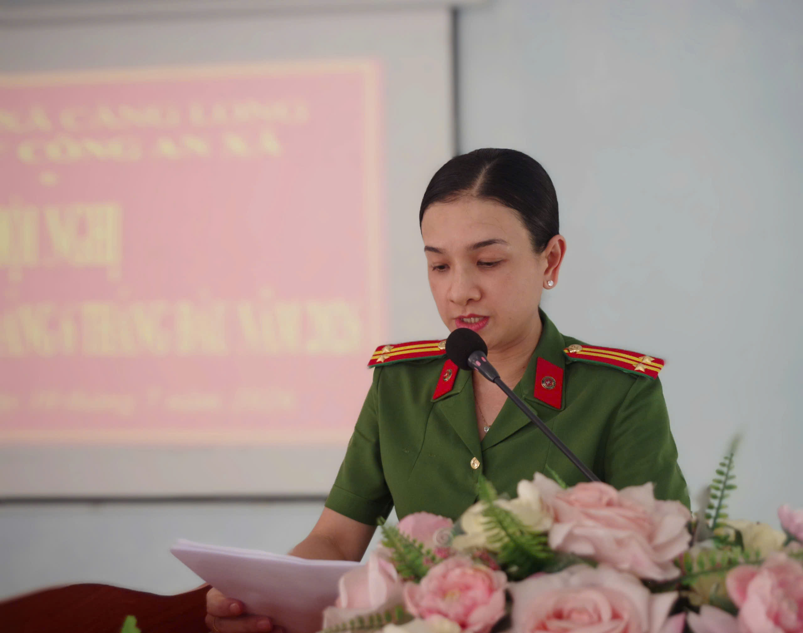 ẢNH ĐÒNG CHÍ NGUYỄN THỊ KIM NGỌC PHÁT BIỂU THAM LUẬN