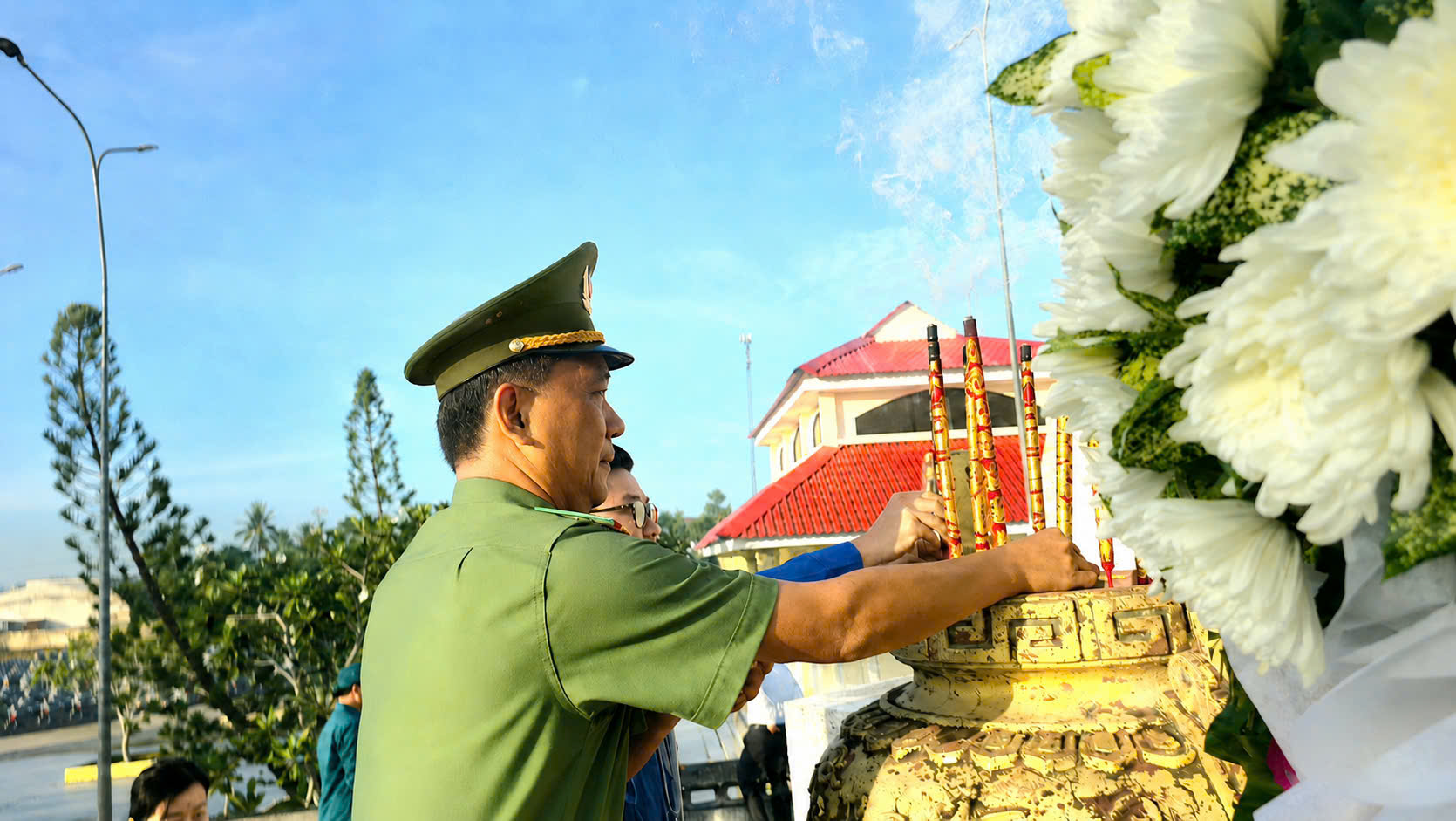 Ảnh Đồng chí Trung tá Võ Minh Triều Ủy viên BCH Đảng ủy, Phó Bí thư Đảng ủy, Phó Trưởng CAX thắp hương tại Nghĩa trang