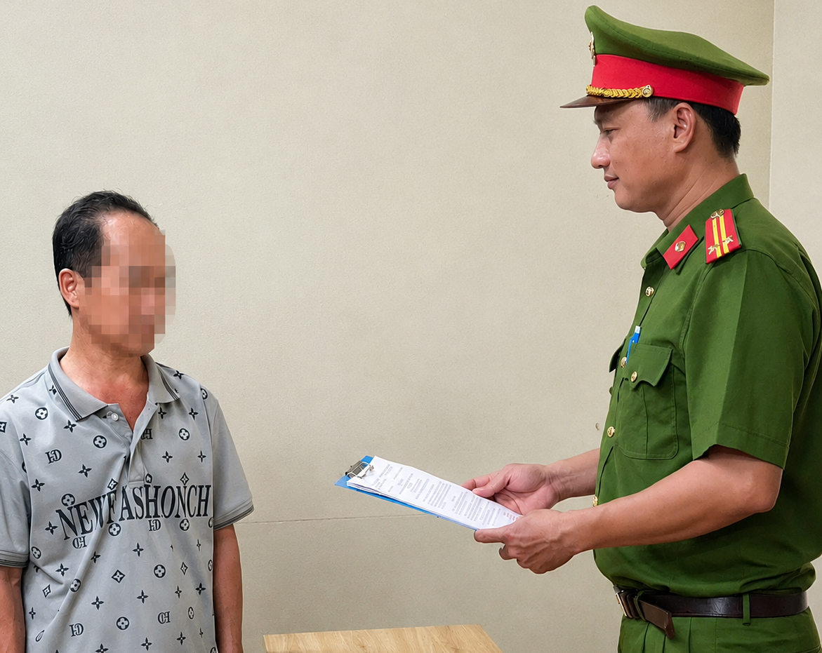 Ảnh Tống đạt QĐ Khởi tố vụ án, khởi tố bị can Sử Văn Cường