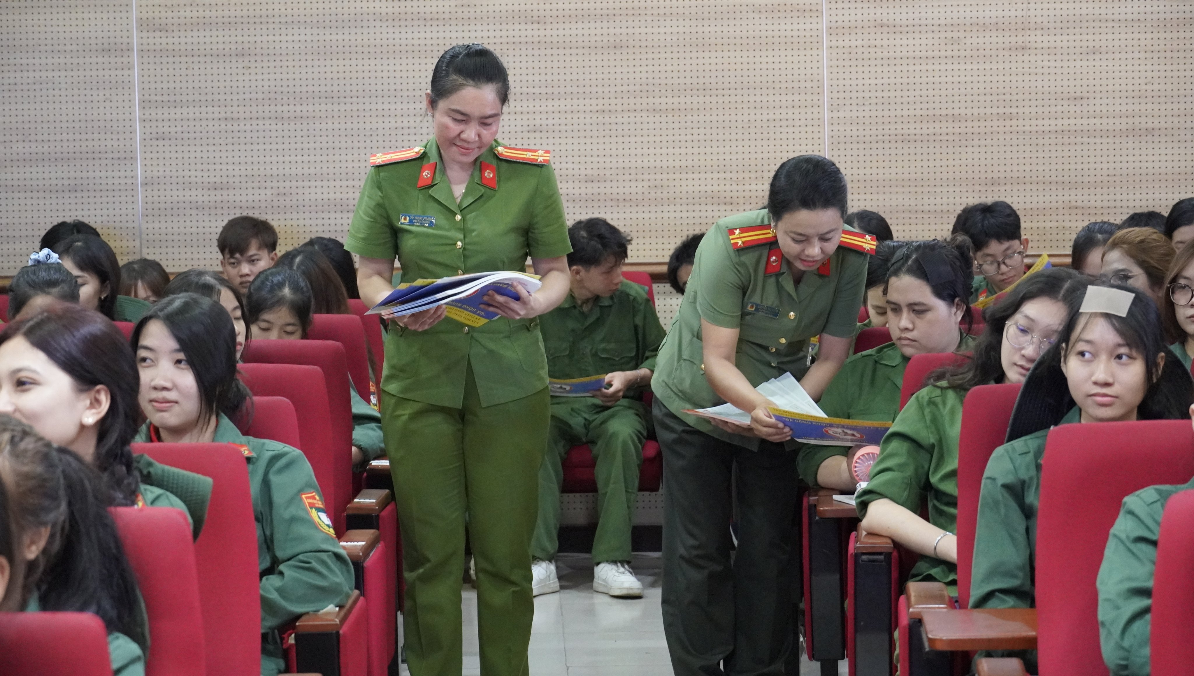 Ban Phụ nữ Công an tỉnh phát tờ rơi tuyên truyền đến các sinh viên