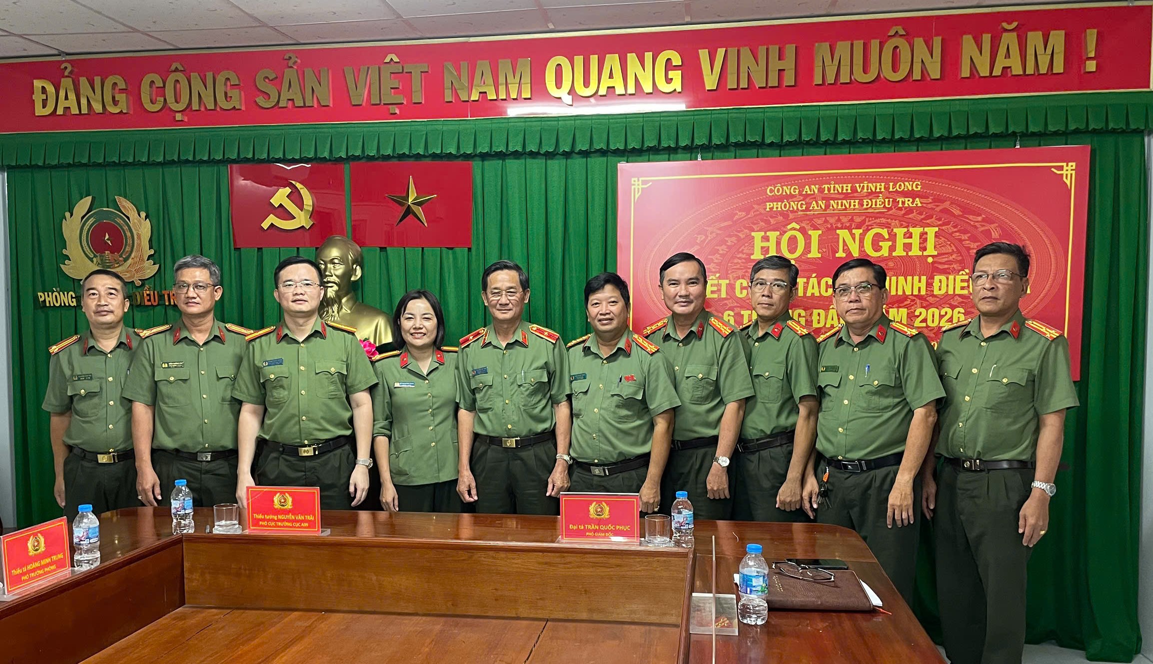 Các đại biểu chụp ảnh tại buổi kiểm tra