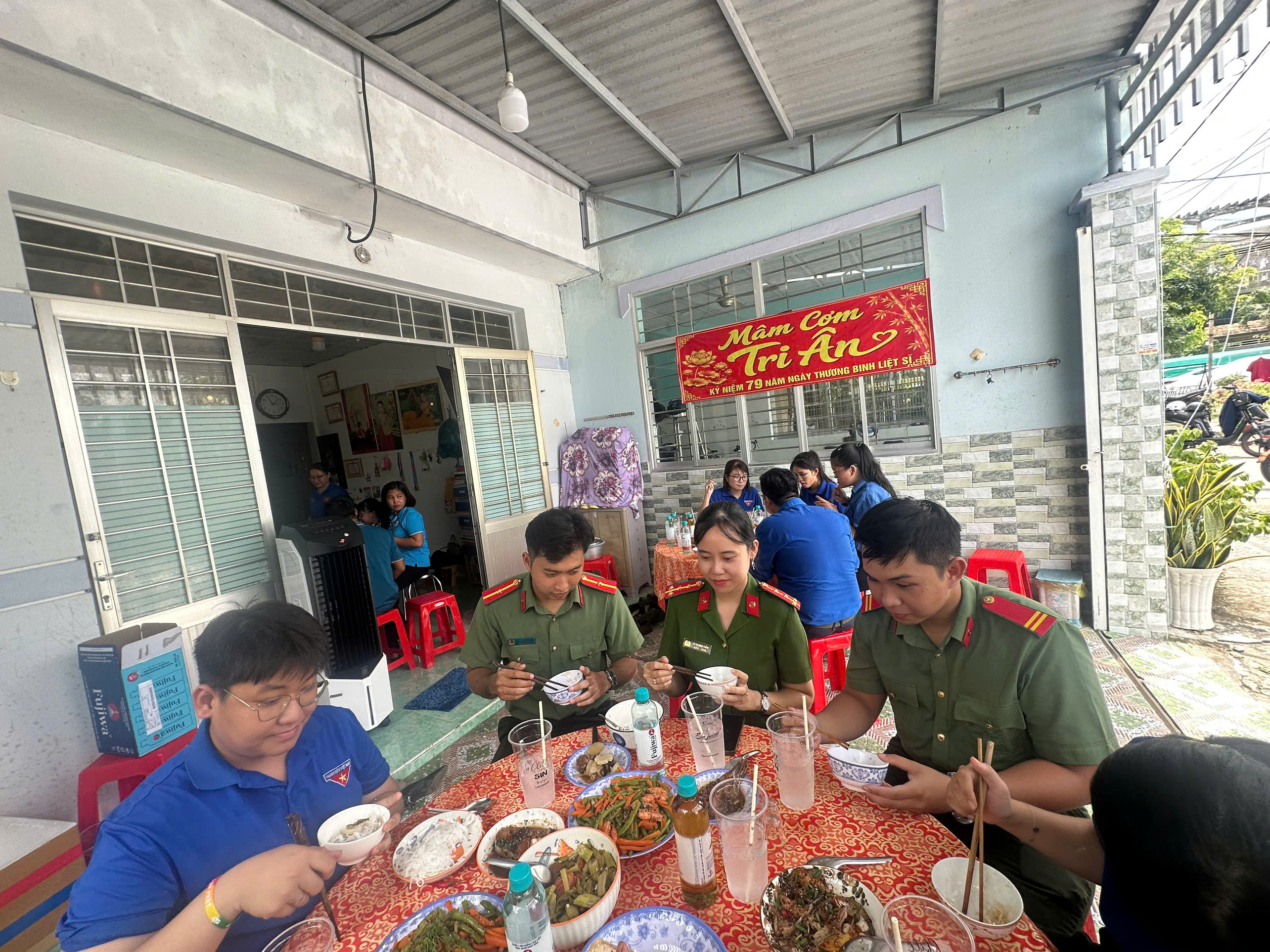 Các đoàn viên bên bữa cơm gia đình thân mật