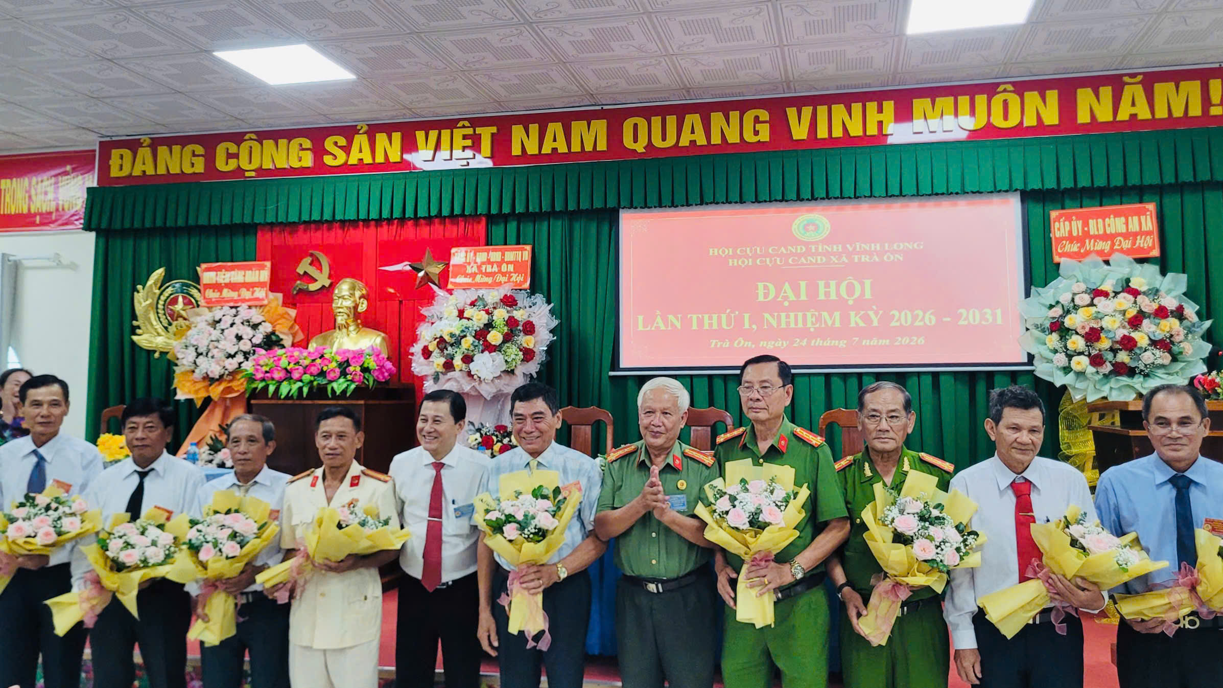 Các đồng chí lãnh đạo tặng hoa chúc mừng