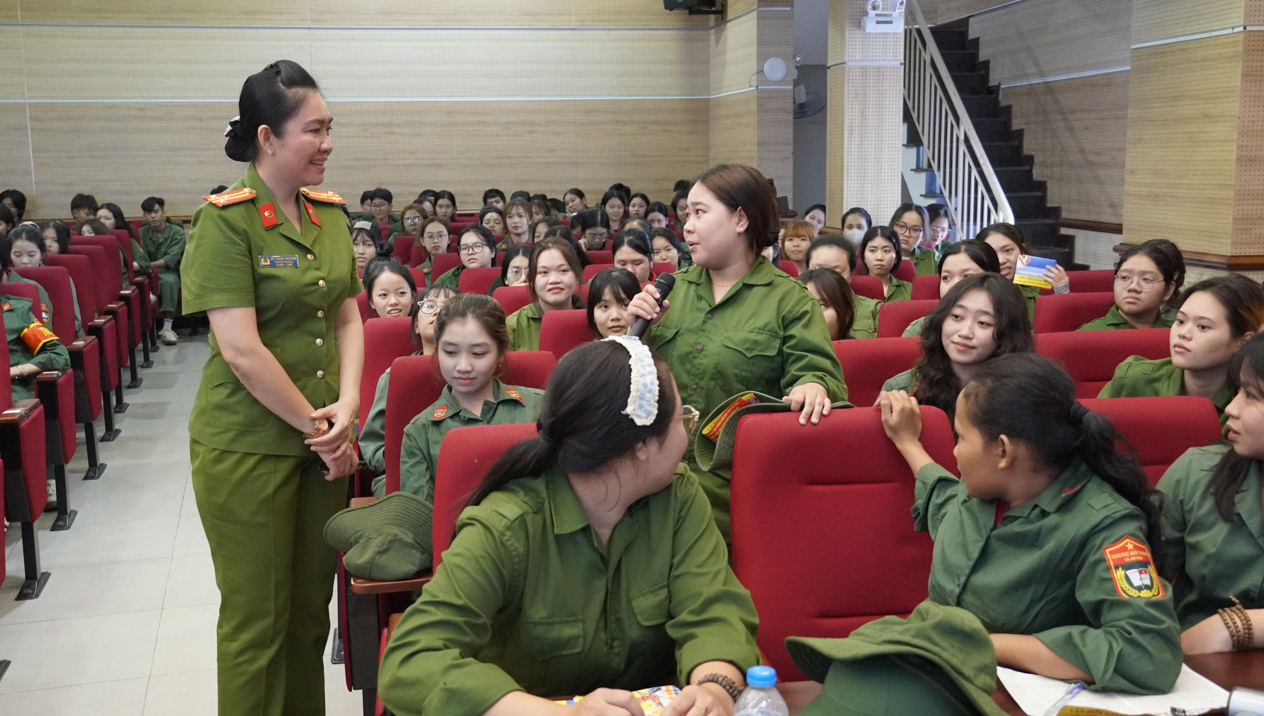 Các em tích cực trao đổi, đặt nhiều câu hỏi liên quan và được báo cáo viên giải đáp